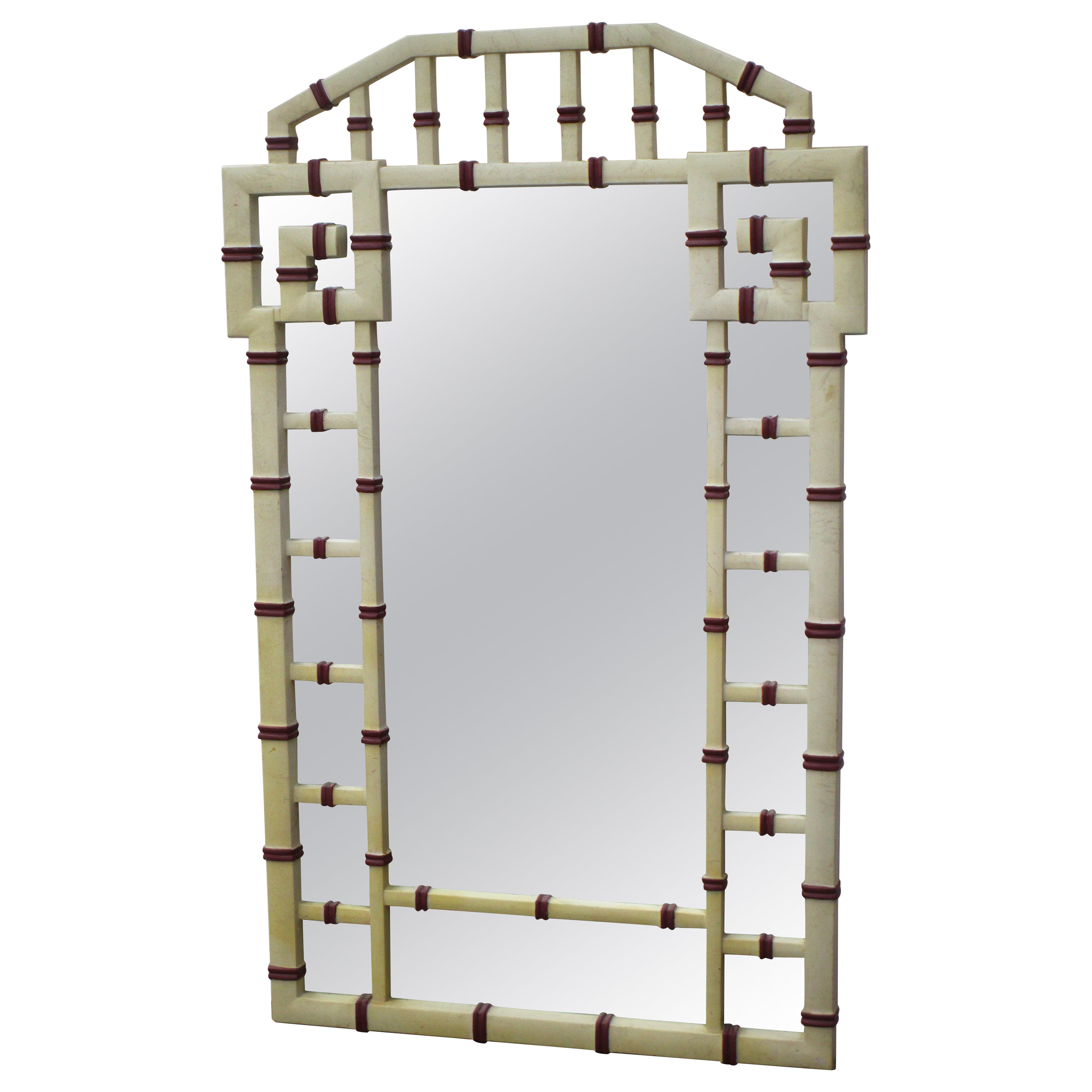 Gran espejo de chinoiserie de bambú sintético, circa 1960 en venta