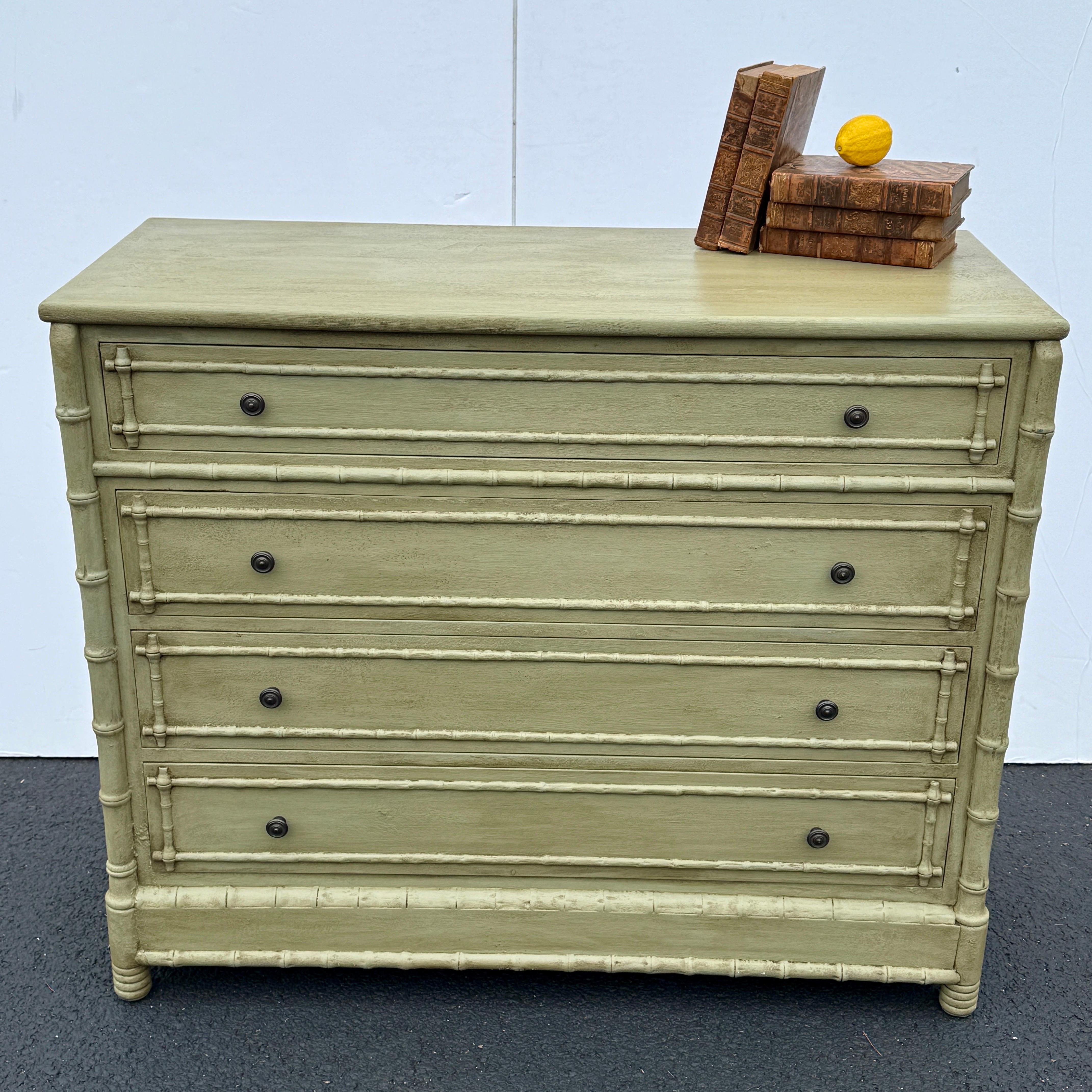 Tanti dettagli su questa robusta cassettiera, commode o comò. Questa cassettiera a quattro cassetti in finto bambù è stata dipinta in una tonalità verde Greene & Greene. Nota tutti i meravigliosi dettagli, compreso il sottotono blu di base. Un pezzo