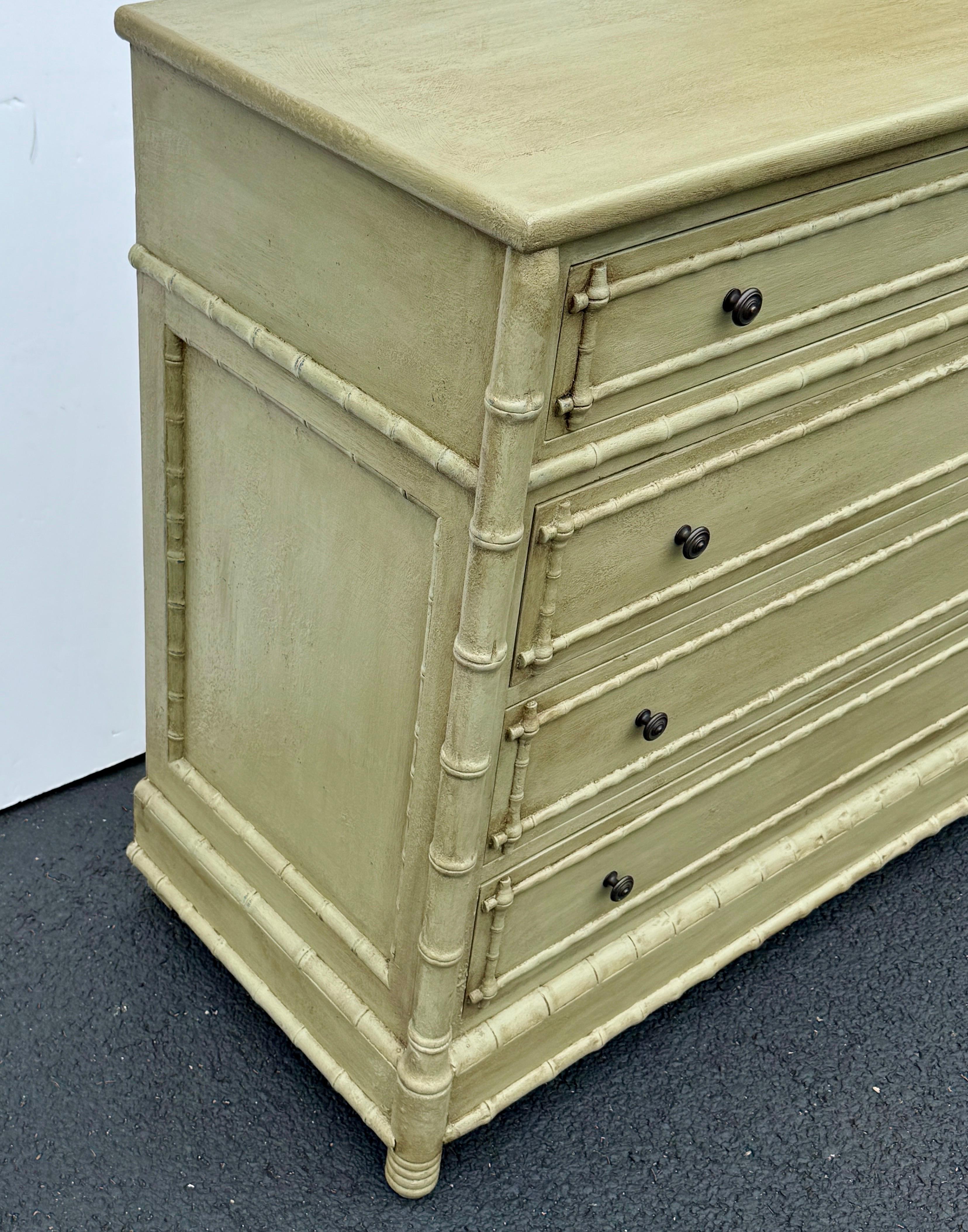 XXI secolo e contemporaneo Grande cassettiera a quattro cassetti in finto bambù dipinto di verde in vendita