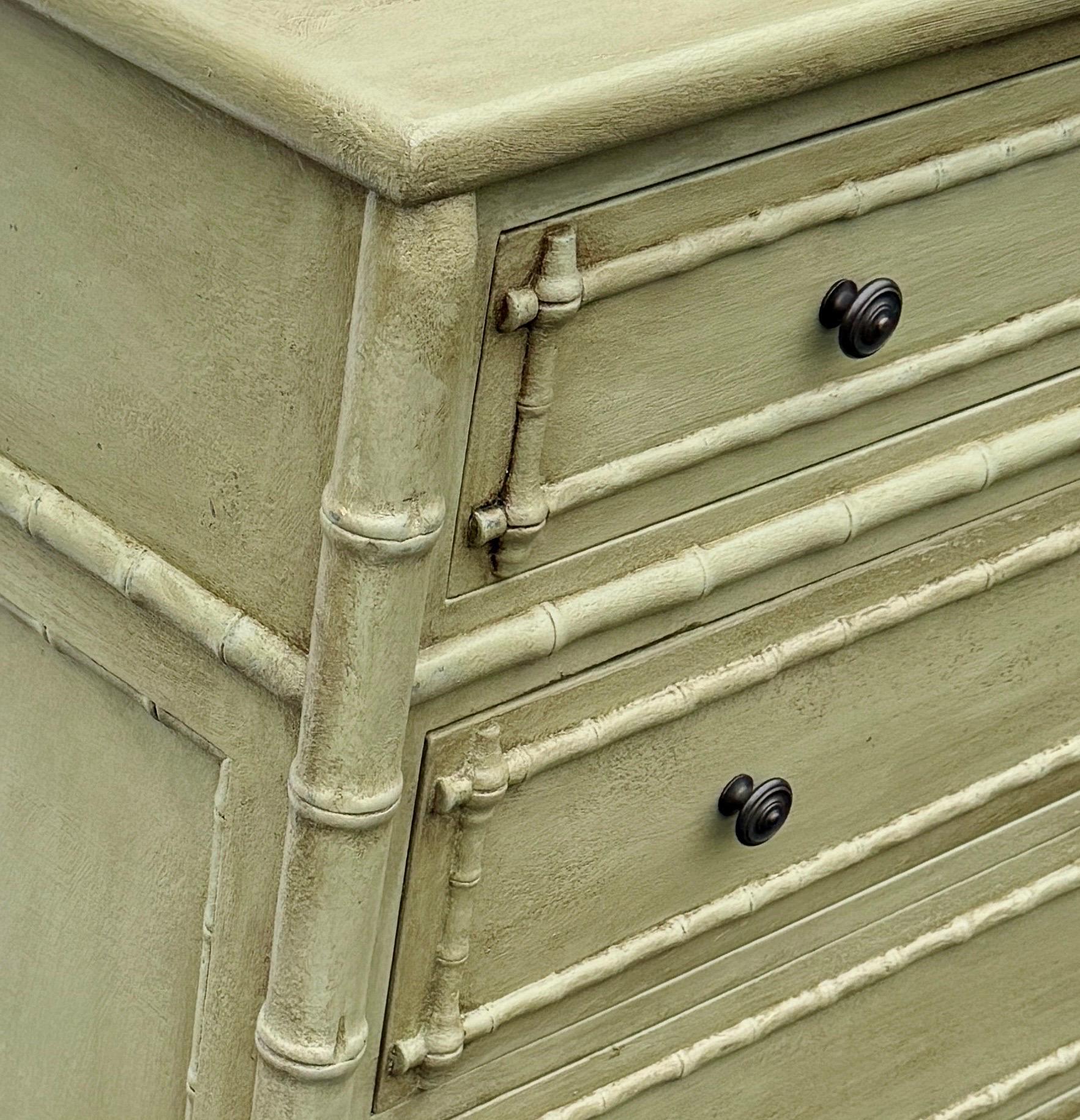Metallo Grande cassettiera a quattro cassetti in finto bambù dipinto di verde in vendita