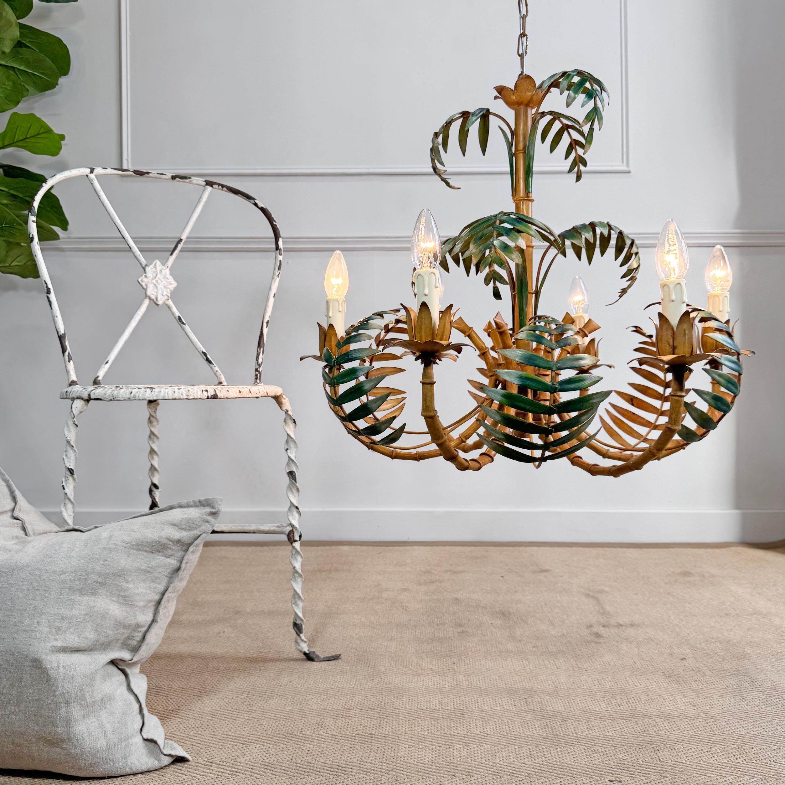 Lampadario a tole in foglia di palma e bambù finto molto grande, anni '60

Un bellissimo lampadario con steli di bambù finto dipinti in policromia e fronde di palma.



Ci sono 6 portalampada, lampadine E14 piccole a vite

Caduta totale 125