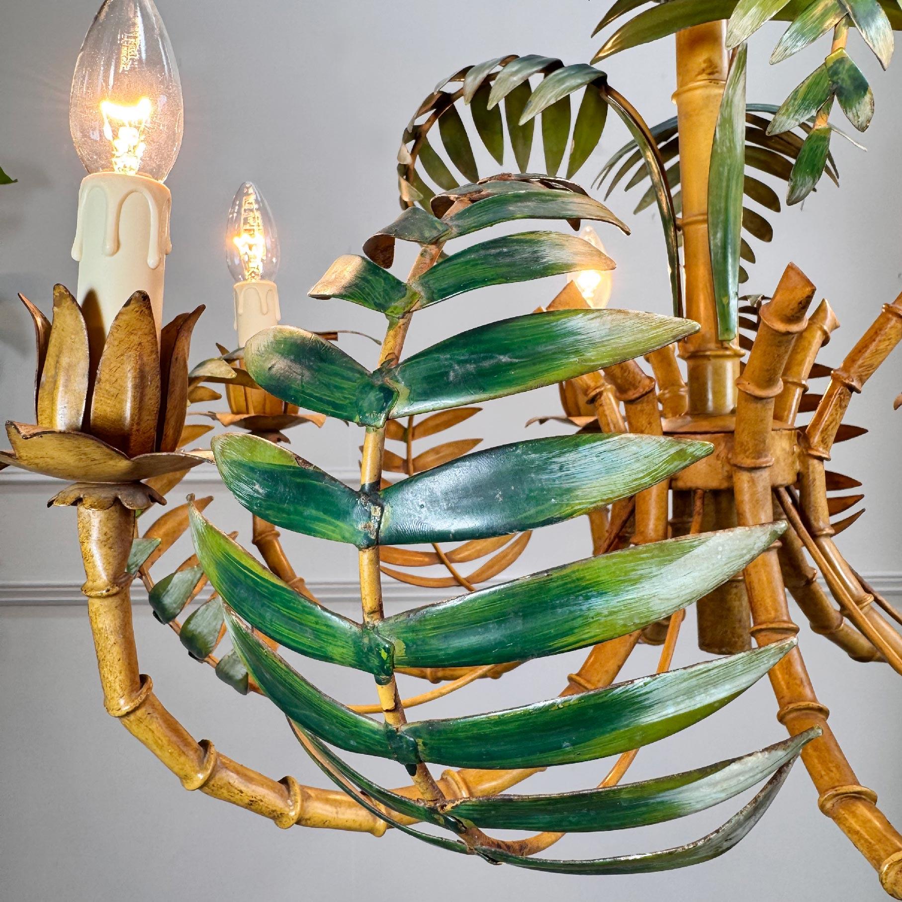 Mid-Century moderno Grande lampadario in finto bambù con foglie di palma italiano degli anni '60 in vendita
