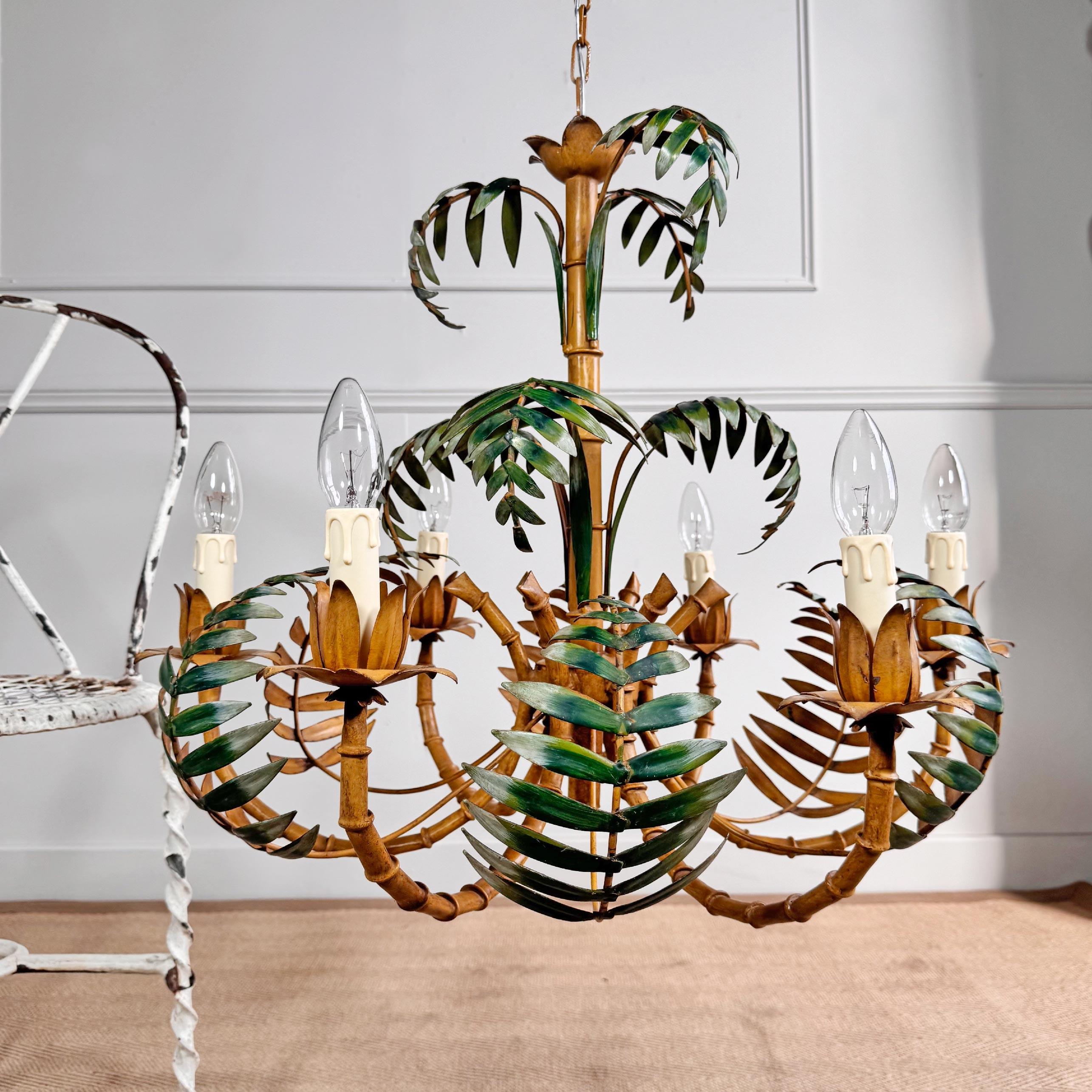 Italiano Grande lampadario in finto bambù con foglie di palma italiano degli anni '60 in vendita