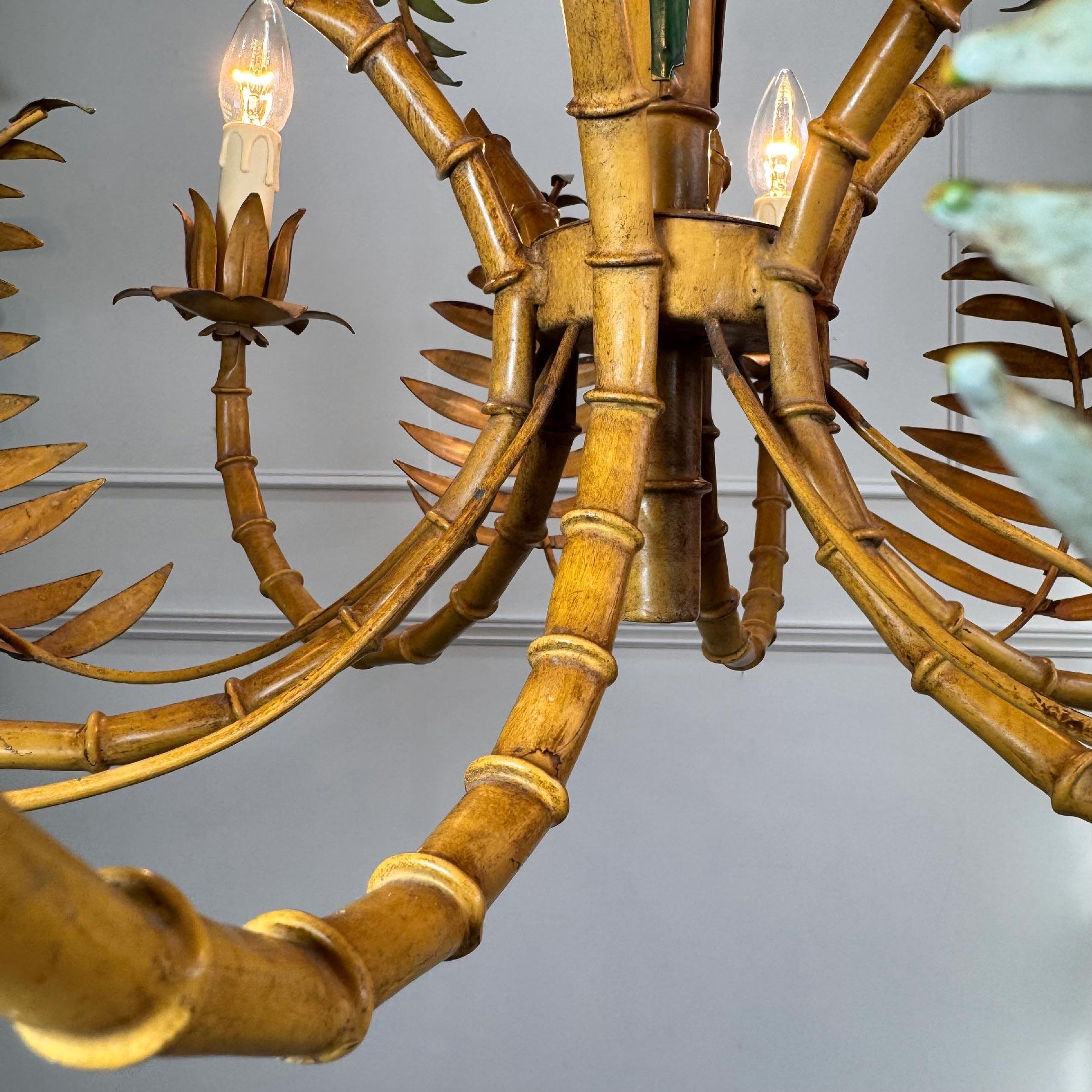 Policromo Grande lampadario in finto bambù con foglie di palma italiano degli anni '60 in vendita
