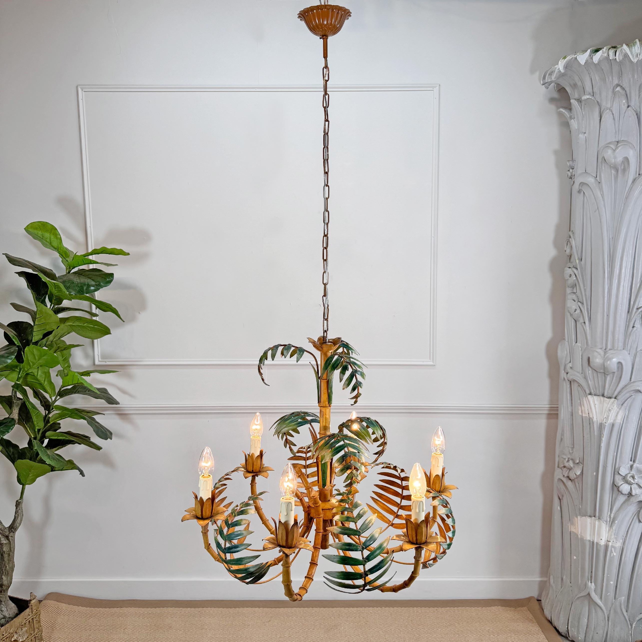 Grande lampadario in finto bambù con foglie di palma italiano degli anni '60 In condizioni buone in vendita a Hastings, GB