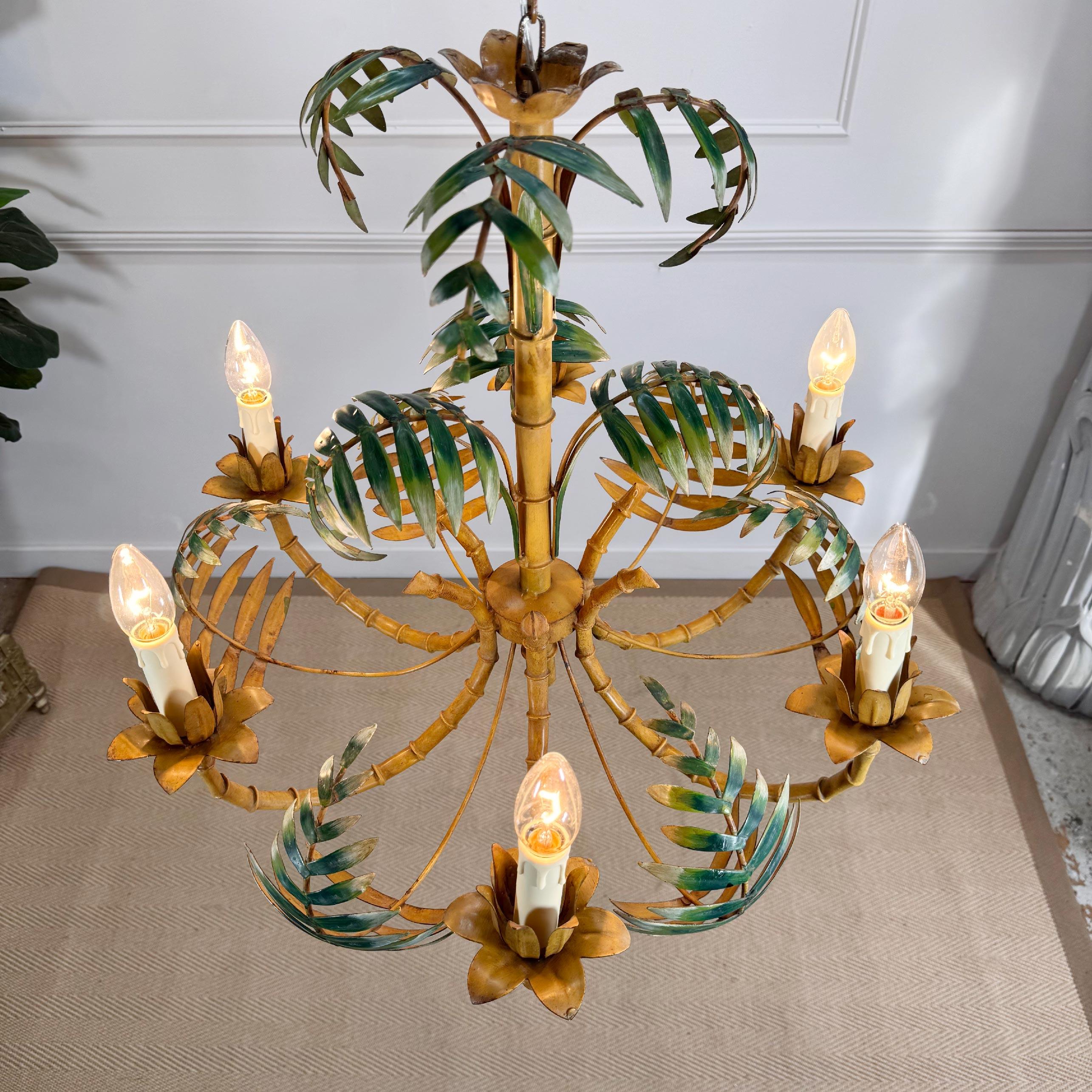Metallo Grande lampadario in finto bambù con foglie di palma italiano degli anni '60 in vendita