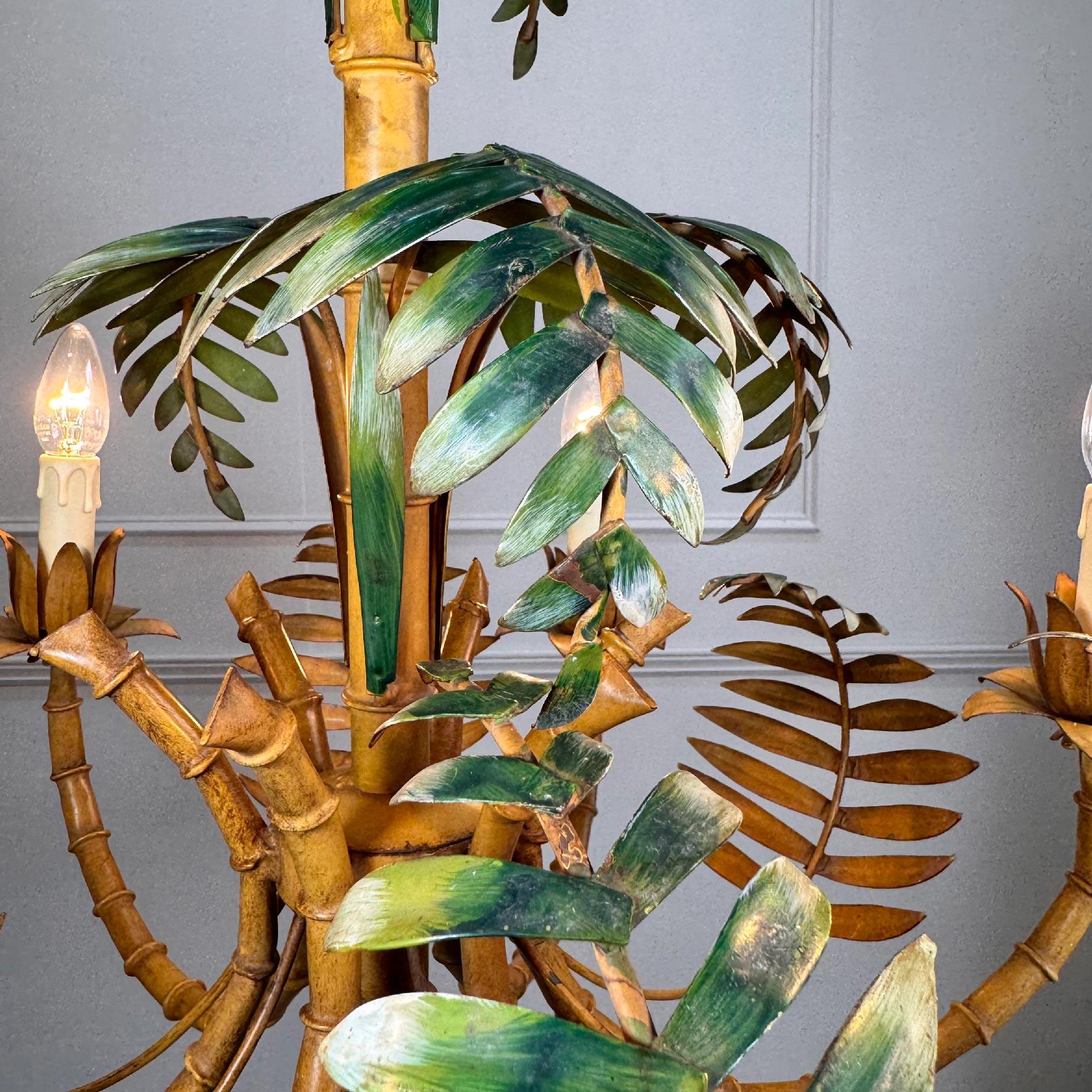 Grande lampadario in finto bambù con foglie di palma italiano degli anni '60 in vendita 1