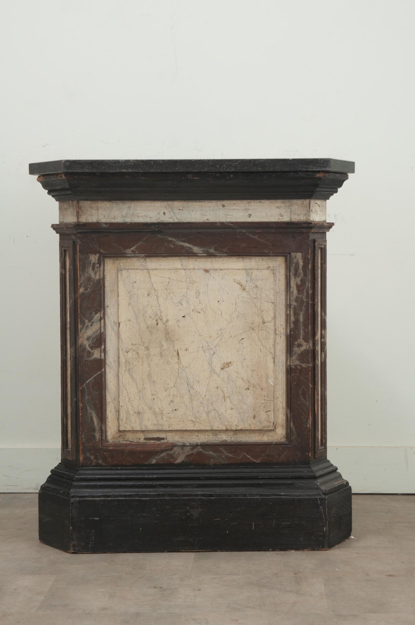 Großes dreieckiges Pedestal aus lackiertem Kunstmarmor (Marmor) im Angebot