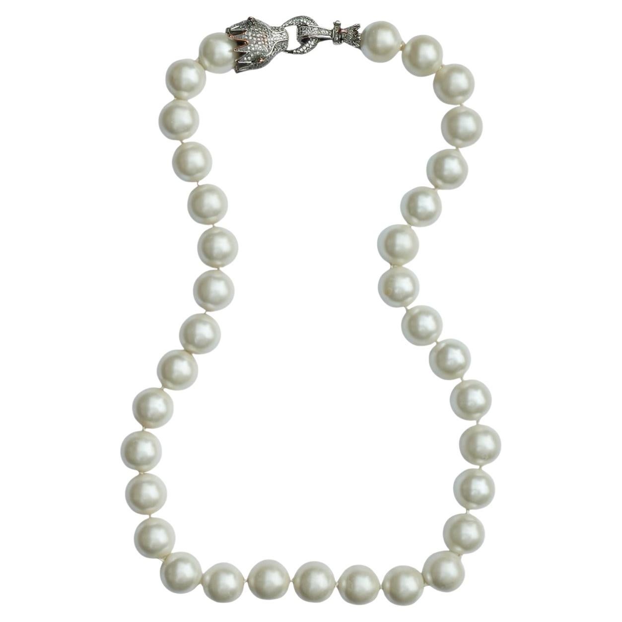 Grand collier de perles en imitation perle avec fermoir « panthère » en pavé plaqué argent en vente