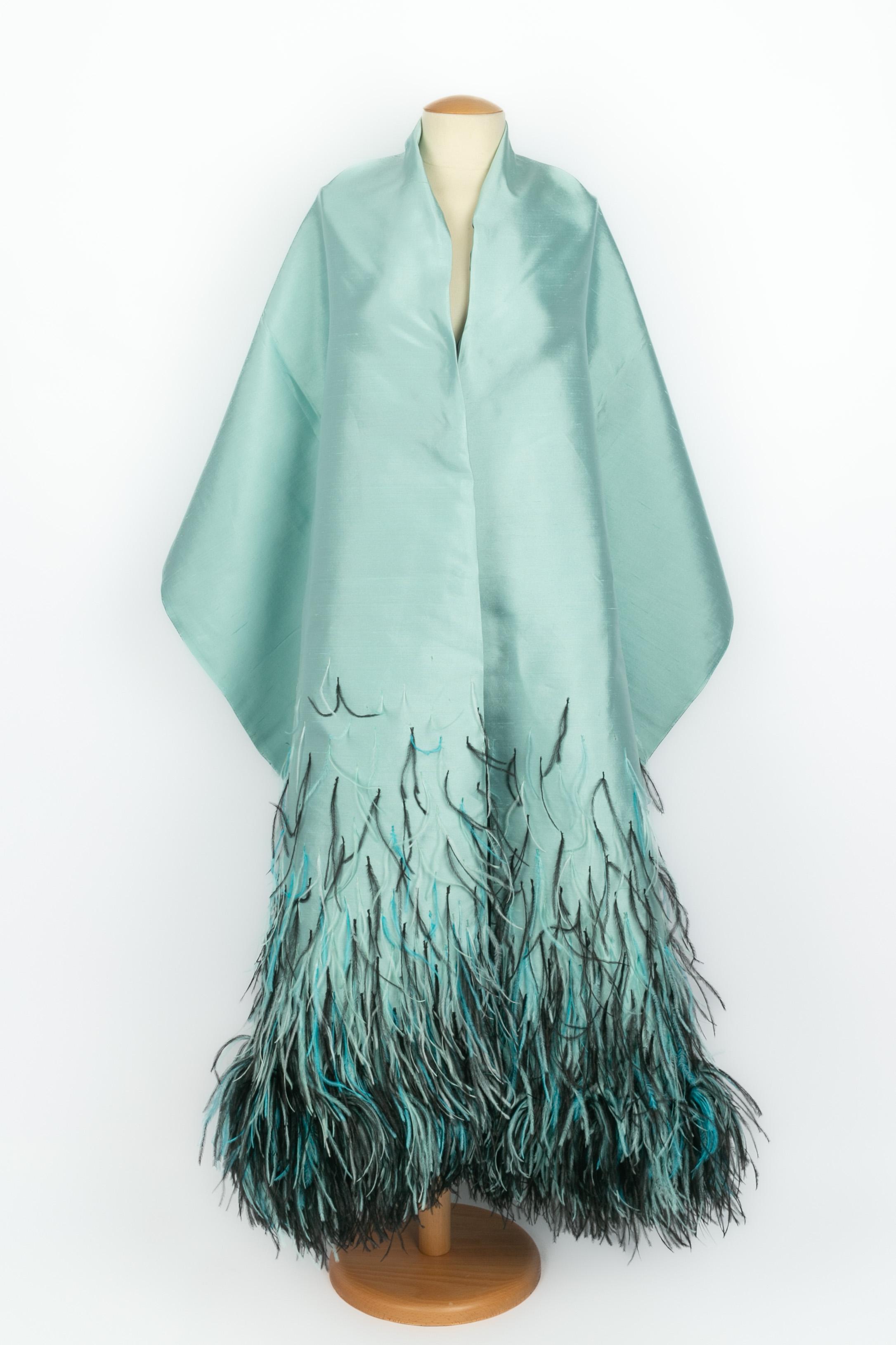INCONNU - Grande étole en soie sauvage bleu turquoise avec organdi noir et plumes. Non signé.

Condit :
Très bon état.

Dimensions :
270 cm x 67 cm

SKU:ACC229
