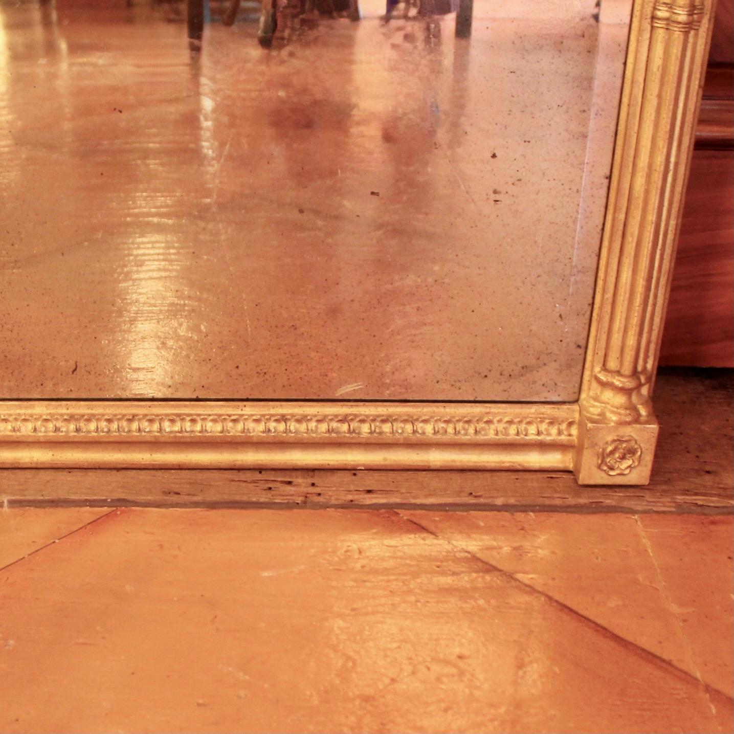 Grand miroir de tabernacle en bois doré de style fédéral en vente 4