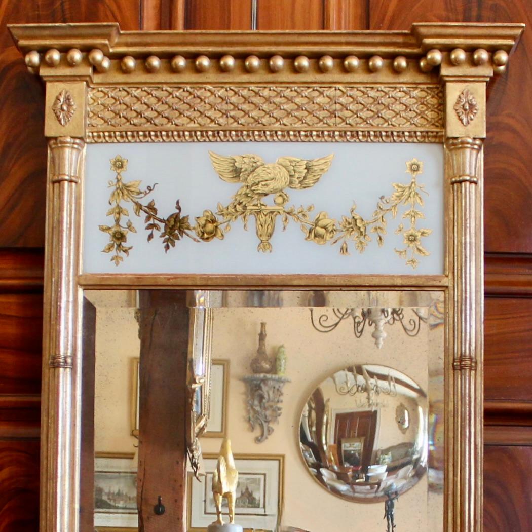 Fédéral Grand miroir de tabernacle en bois doré de style fédéral en vente