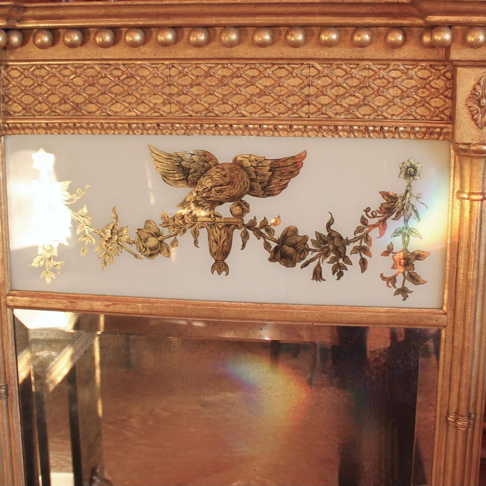 italien Grand miroir de tabernacle en bois doré de style fédéral en vente