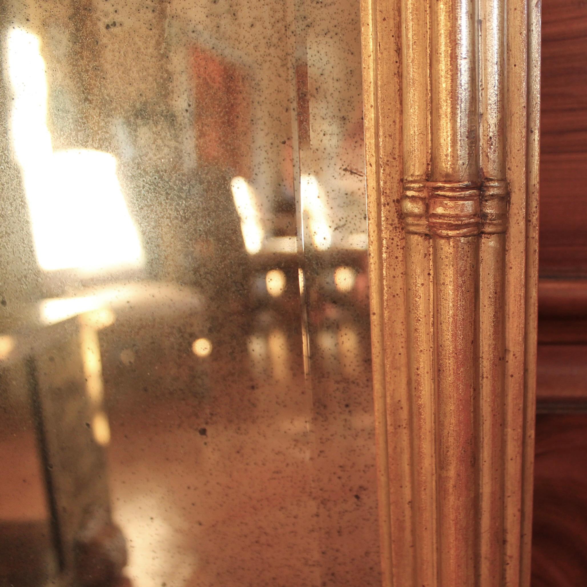 Großer vergoldeter Holz-Tabernakel-Pfeilerspiegel im Federal-Stil (20. Jahrhundert) im Angebot