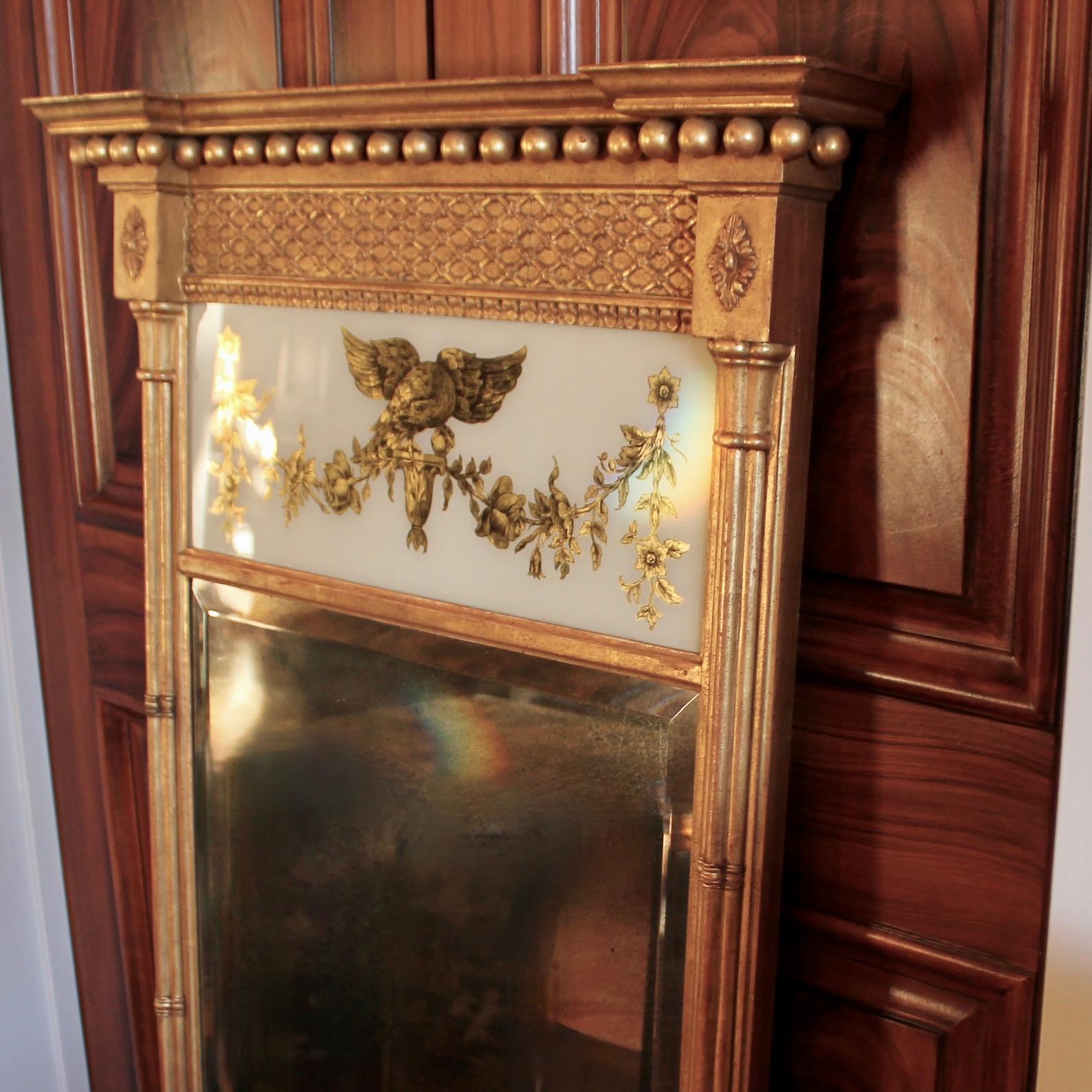 20ième siècle Grand miroir de tabernacle en bois doré de style fédéral en vente