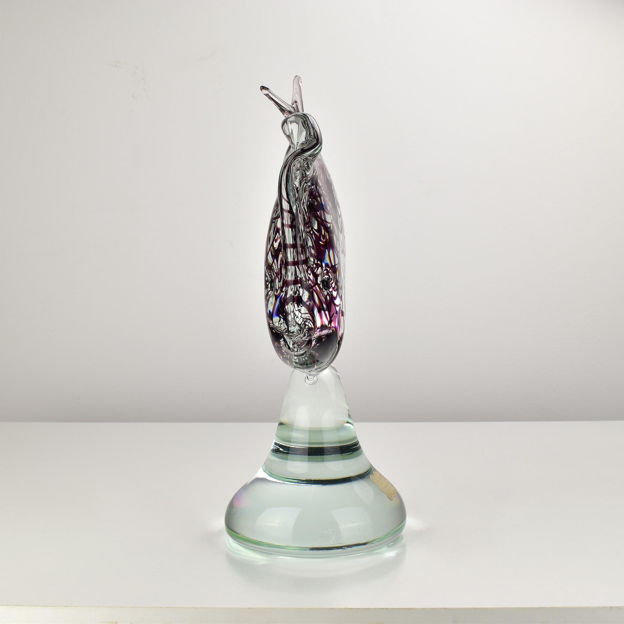 Una gran y cautivadora escultura de pez de vidrio artístico 
