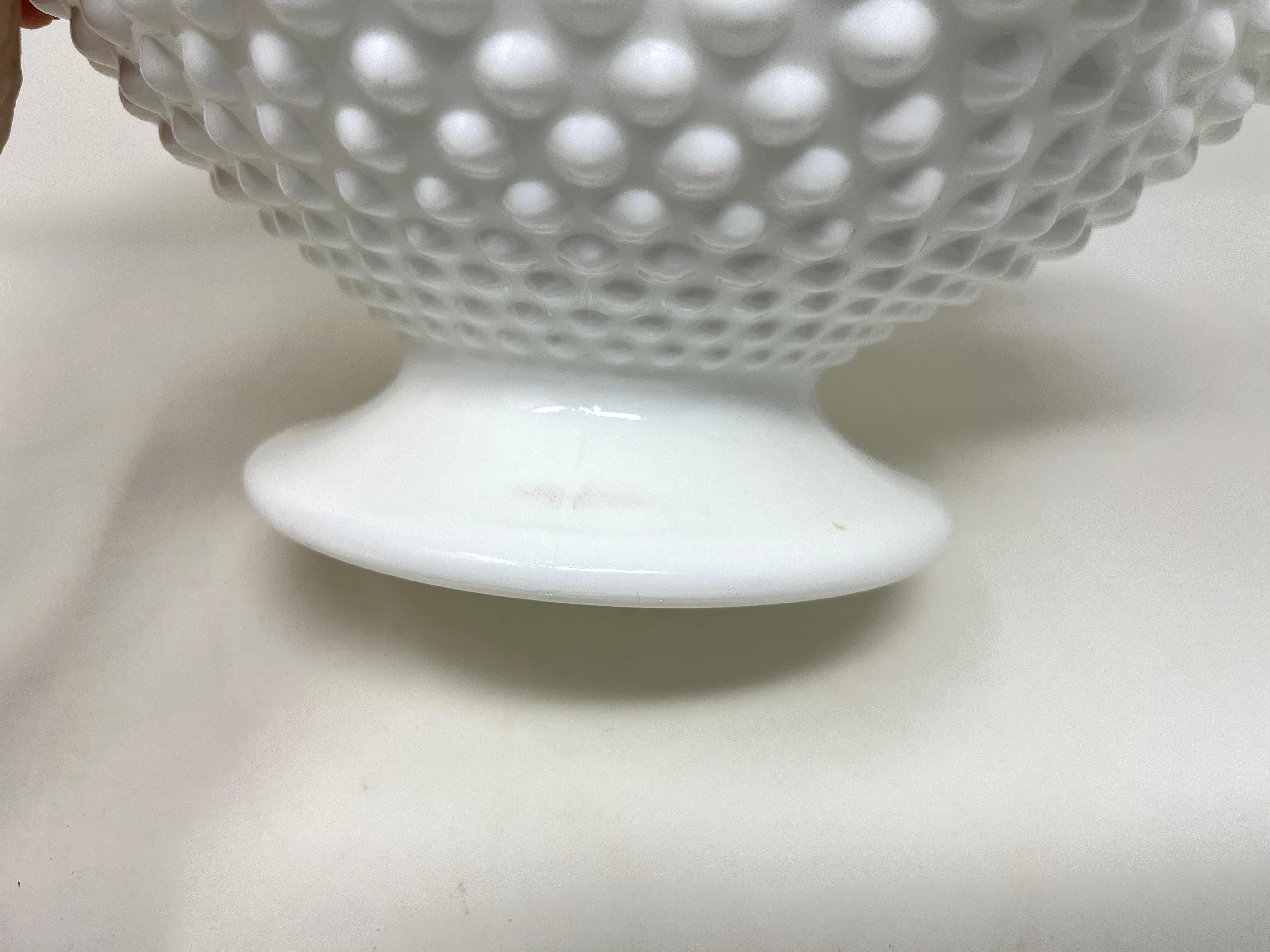 Gran cuenco central con pie de vidrio con leche Hobnail de Fenton, Compota EAPG, Pieza para servir en venta 2