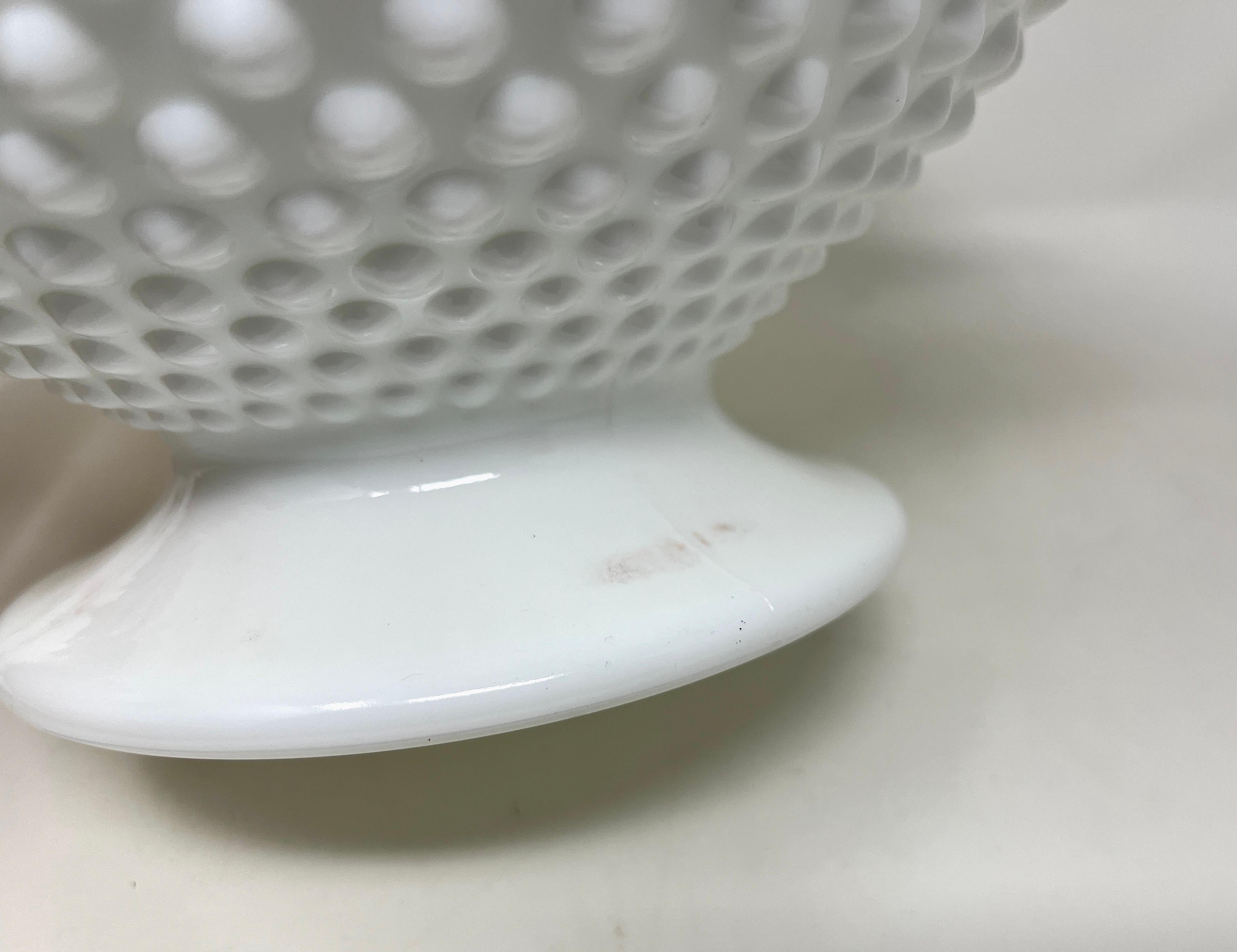 Gran cuenco central con pie de vidrio con leche Hobnail de Fenton, Compota EAPG, Pieza para servir en venta 3