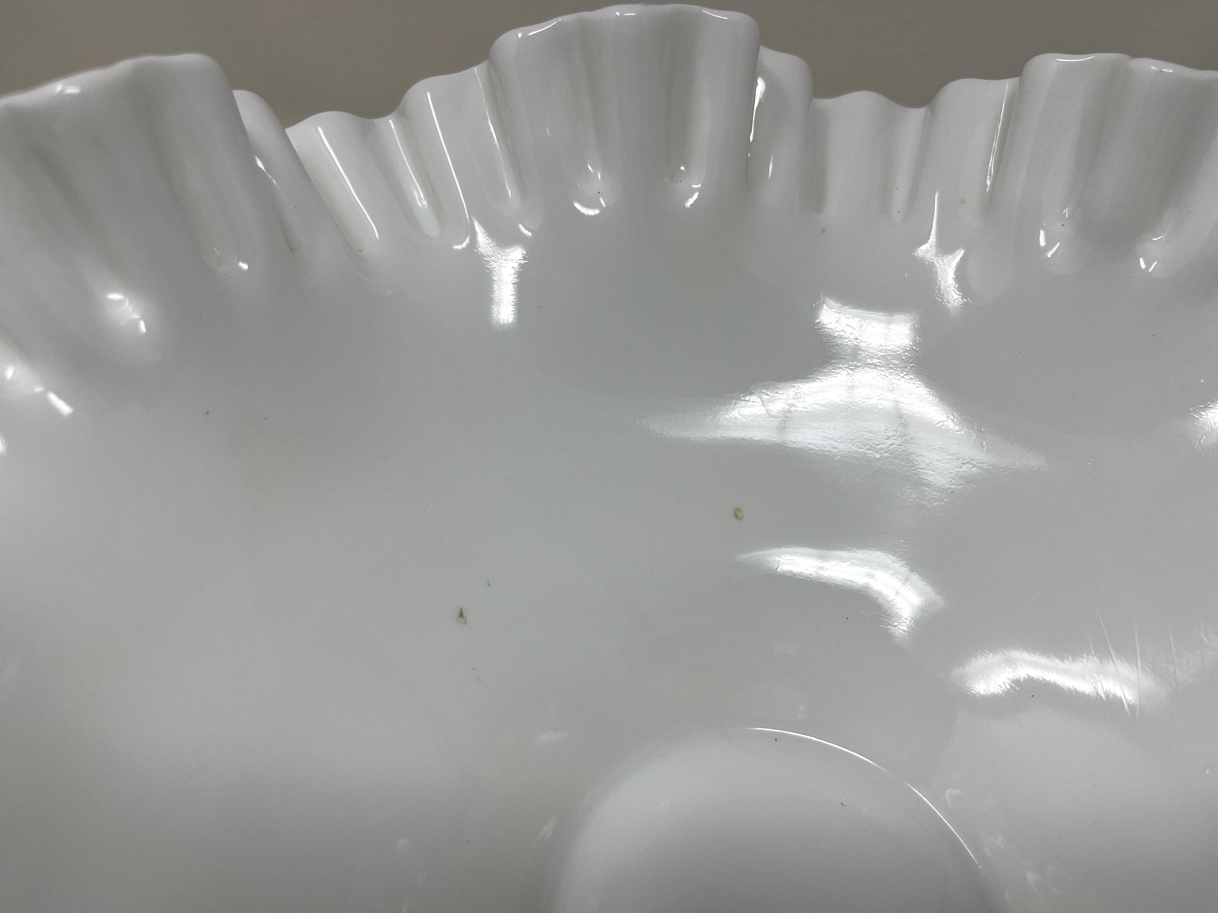 Gran cuenco central con pie de vidrio con leche Hobnail de Fenton, Compota EAPG, Pieza para servir Estadounidense en venta