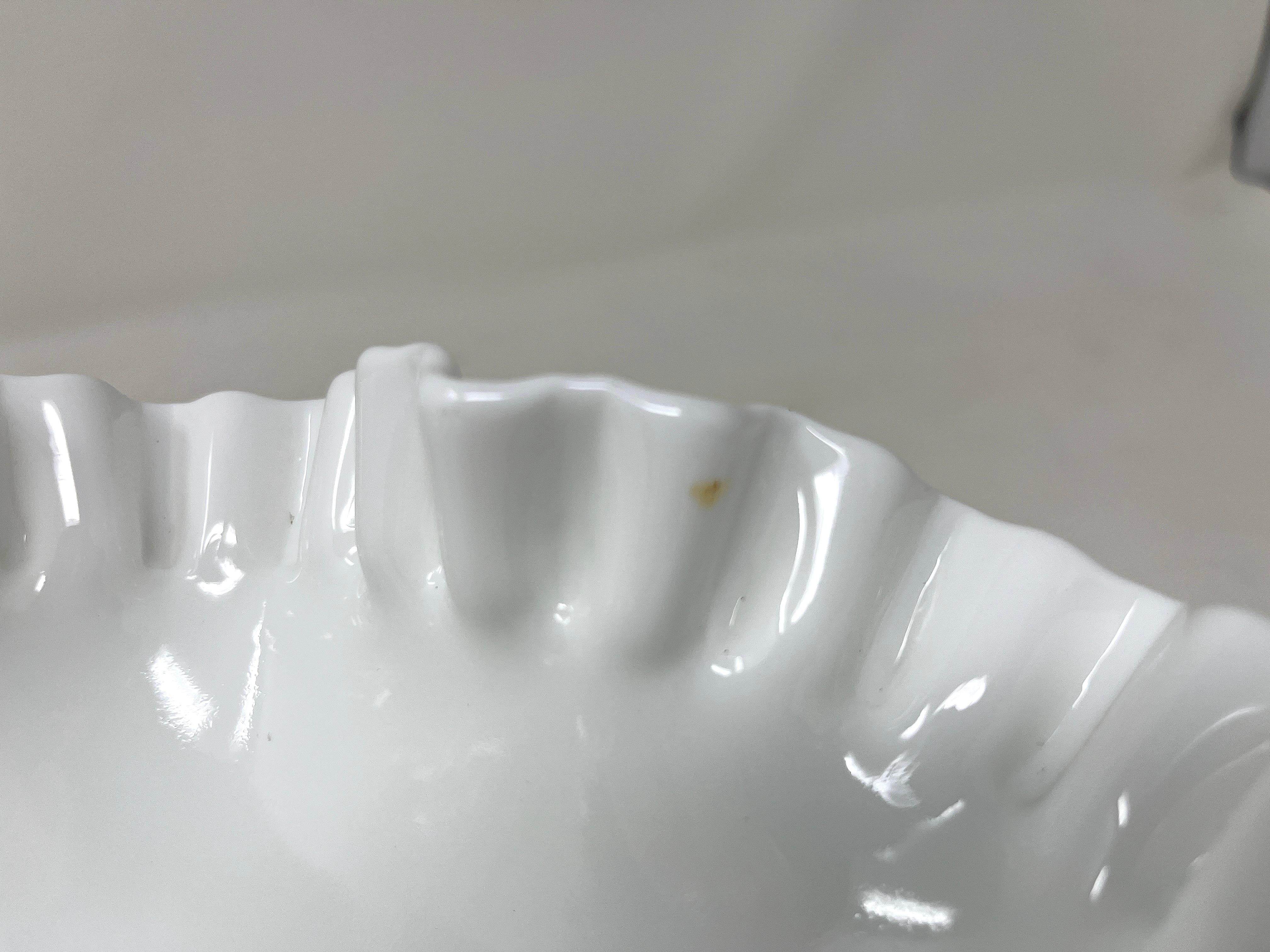 Gran cuenco central con pie de vidrio con leche Hobnail de Fenton, Compota EAPG, Pieza para servir en Bueno estado para la venta en Chicago, IL