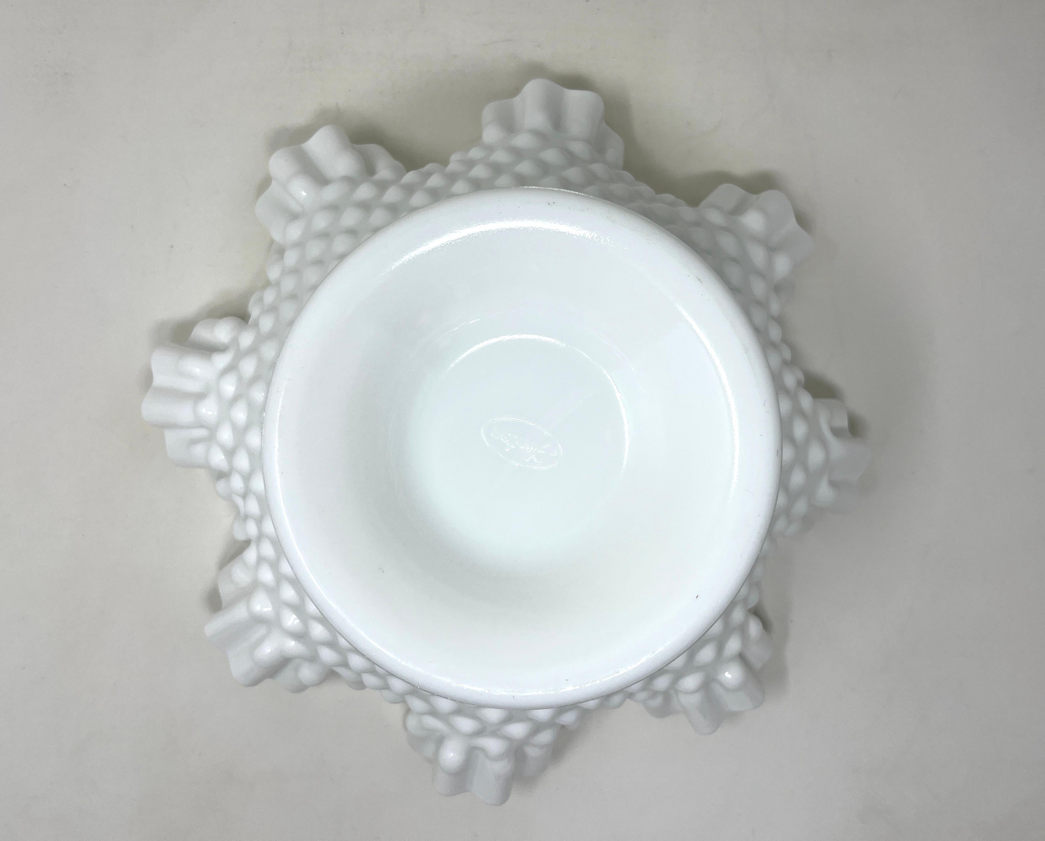 Gran cuenco central con pie de vidrio con leche Hobnail de Fenton, Compota EAPG, Pieza para servir mediados del siglo XX en venta