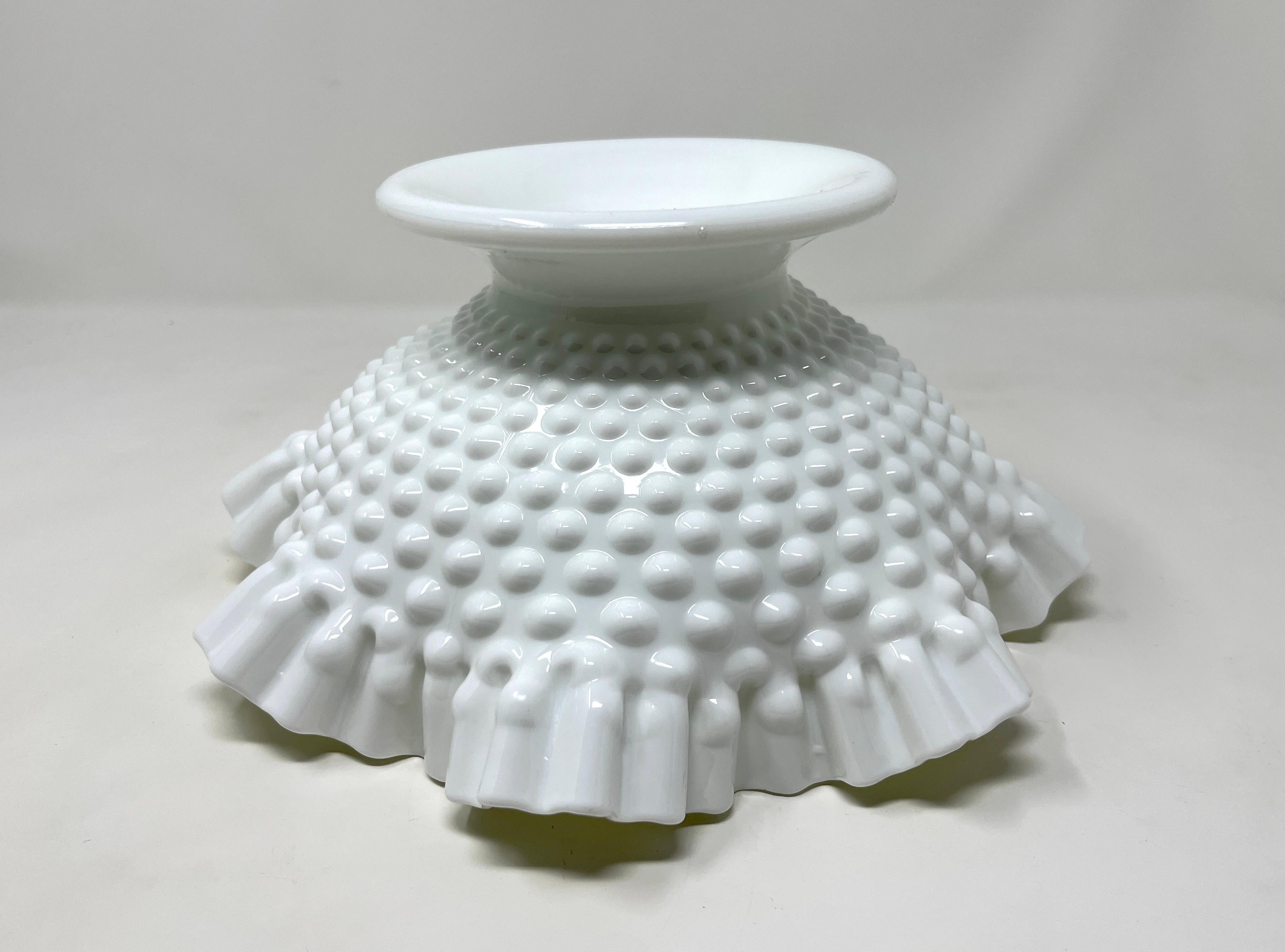 Gran cuenco central con pie de vidrio con leche Hobnail de Fenton, Compota EAPG, Pieza para servir Vidrio opalino en venta
