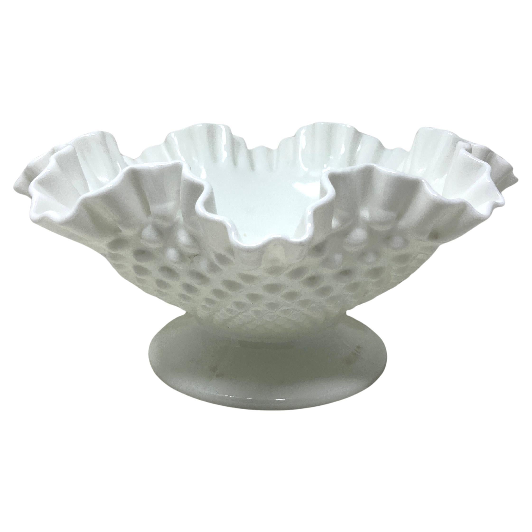 Gran cuenco central con pie de vidrio con leche Hobnail de Fenton, Compota EAPG, Pieza para servir en venta