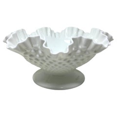 Grand bol central Fenton sur pied en verre dépoli, compote EAPG, pièce de service