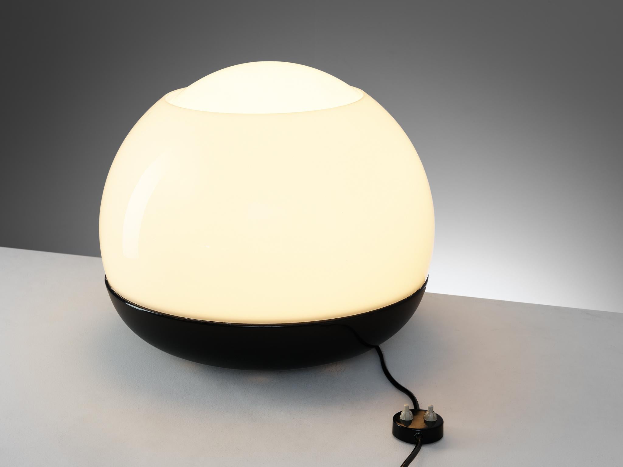 Leonardo Ferrari and Franco Mazzucchelli-Tartaglino for Artemide, large table or floor lamp, model 'Platea', aluminum, glass, Italy, designed 1965 

A wonderful table or floor lamp in an impressive size, designed by Leonardo Ferrari and Franco