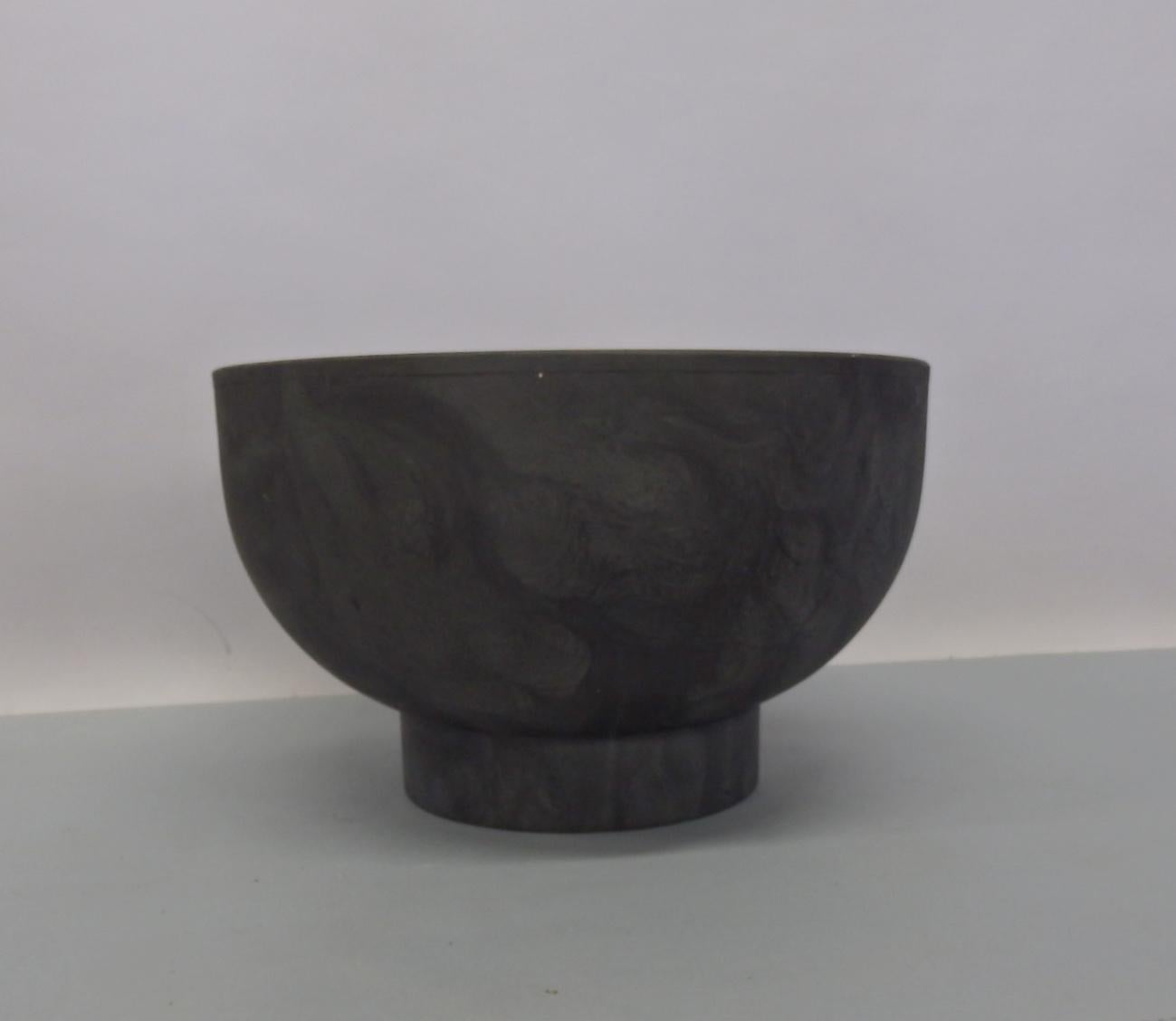 Synthétique Grand pot à plantes en plastique moderniste de style poterie architecturale Fesco en vente
