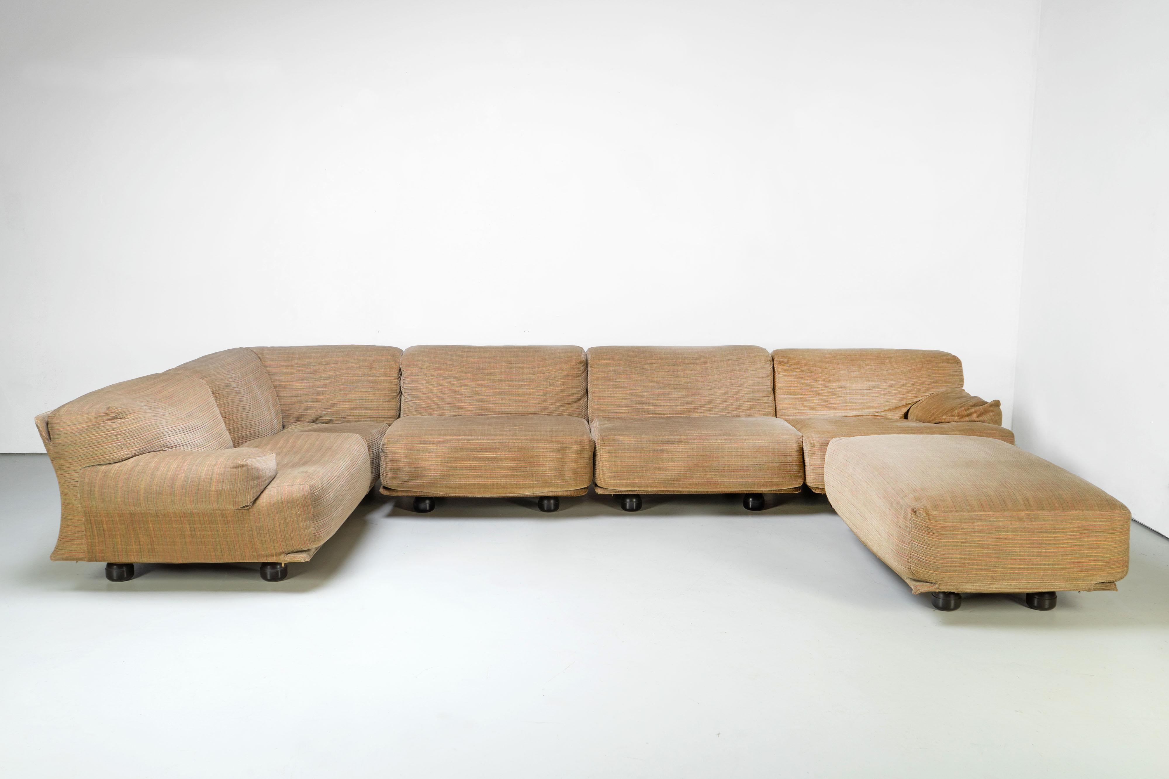 Seating group by Cassina from the 1970s, consisting of five sofa elements and a large pouf. The sofa parts are 90 cm wide and 90 cm deep, the pouf measures 75 cm by 110 cm. Very good original condition, fabric has been professionally cleaned.