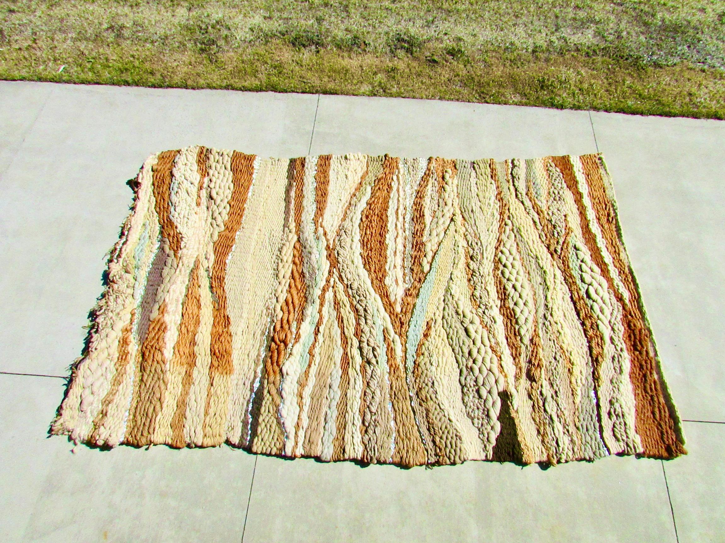 
Sehr groß  Romeo Reyna (1935-2016) Faserkunst Wandteppich .  Unterschiedliche Texturen aus natürlicher Wolle, Baumwolle, Jute in verschiedenen  Braun-, Beige-, Creme- und Wüstenfarbtöne  Lavendel, die zu dieser überdimensionalen Wandverkleidung