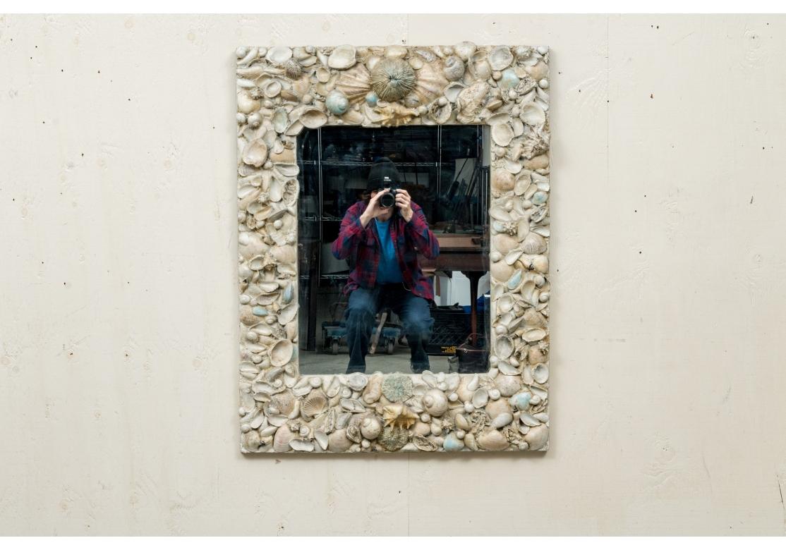 Organique Grand miroir mural en fibre de verre incrusté de faux coquillages en vente