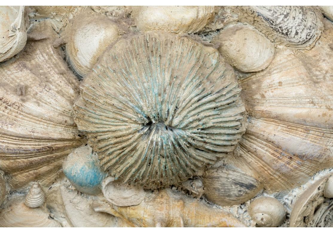 Américain Grand miroir mural en fibre de verre incrusté de faux coquillages en vente