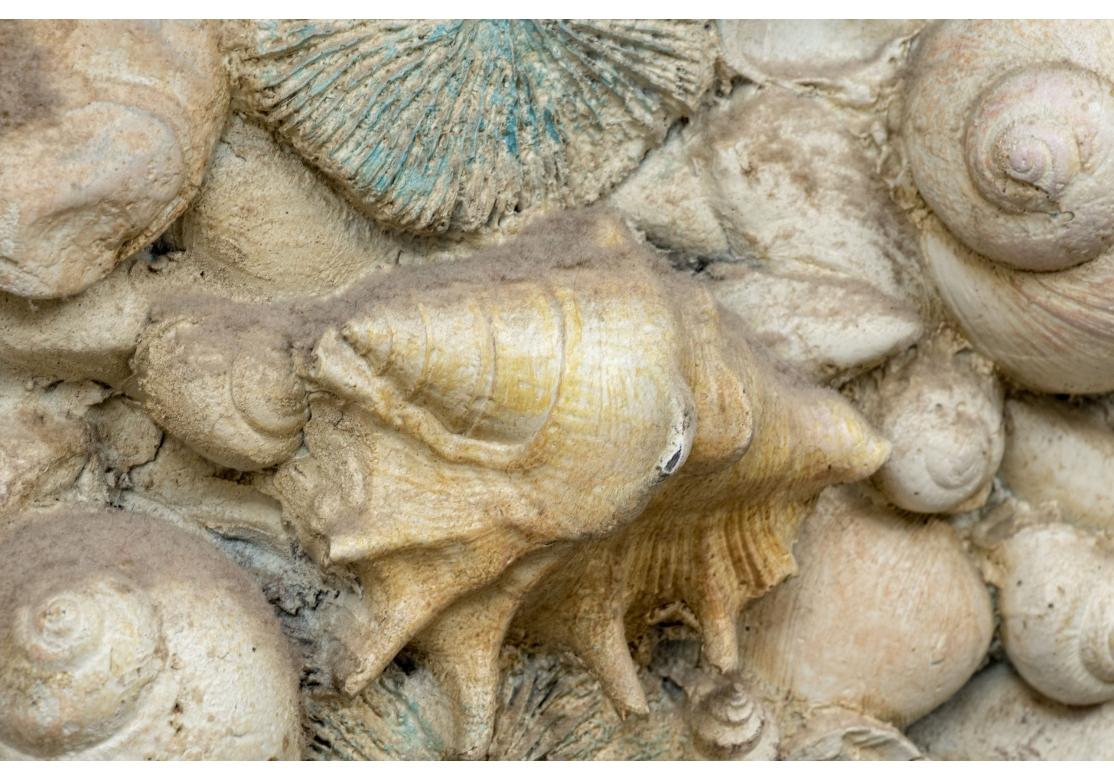 Grand miroir mural en fibre de verre incrusté de faux coquillages État moyen - En vente à Bridgeport, CT