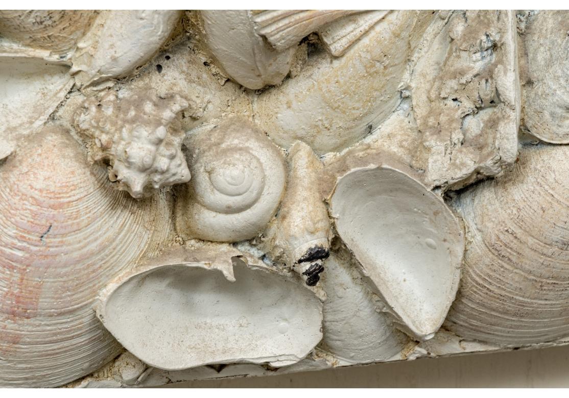 20ième siècle Grand miroir mural en fibre de verre incrusté de faux coquillages en vente