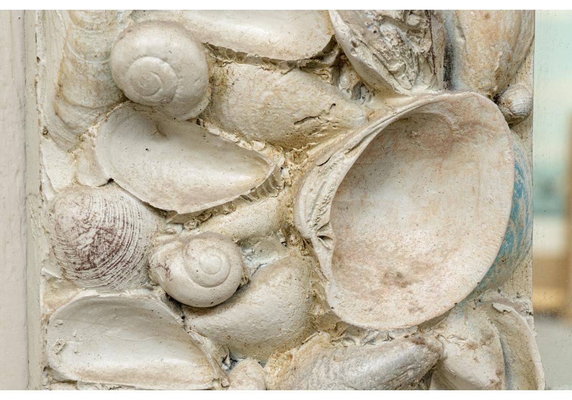 Fibre de verre Grand miroir mural en fibre de verre incrusté de faux coquillages en vente