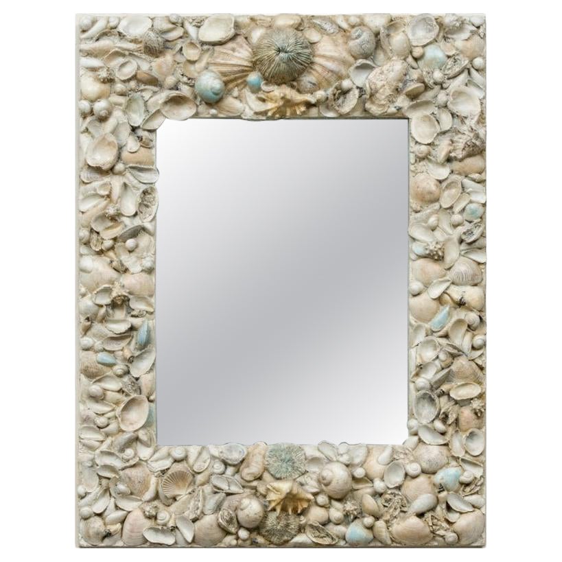 Grand miroir mural en fibre de verre incrusté de faux coquillages en vente