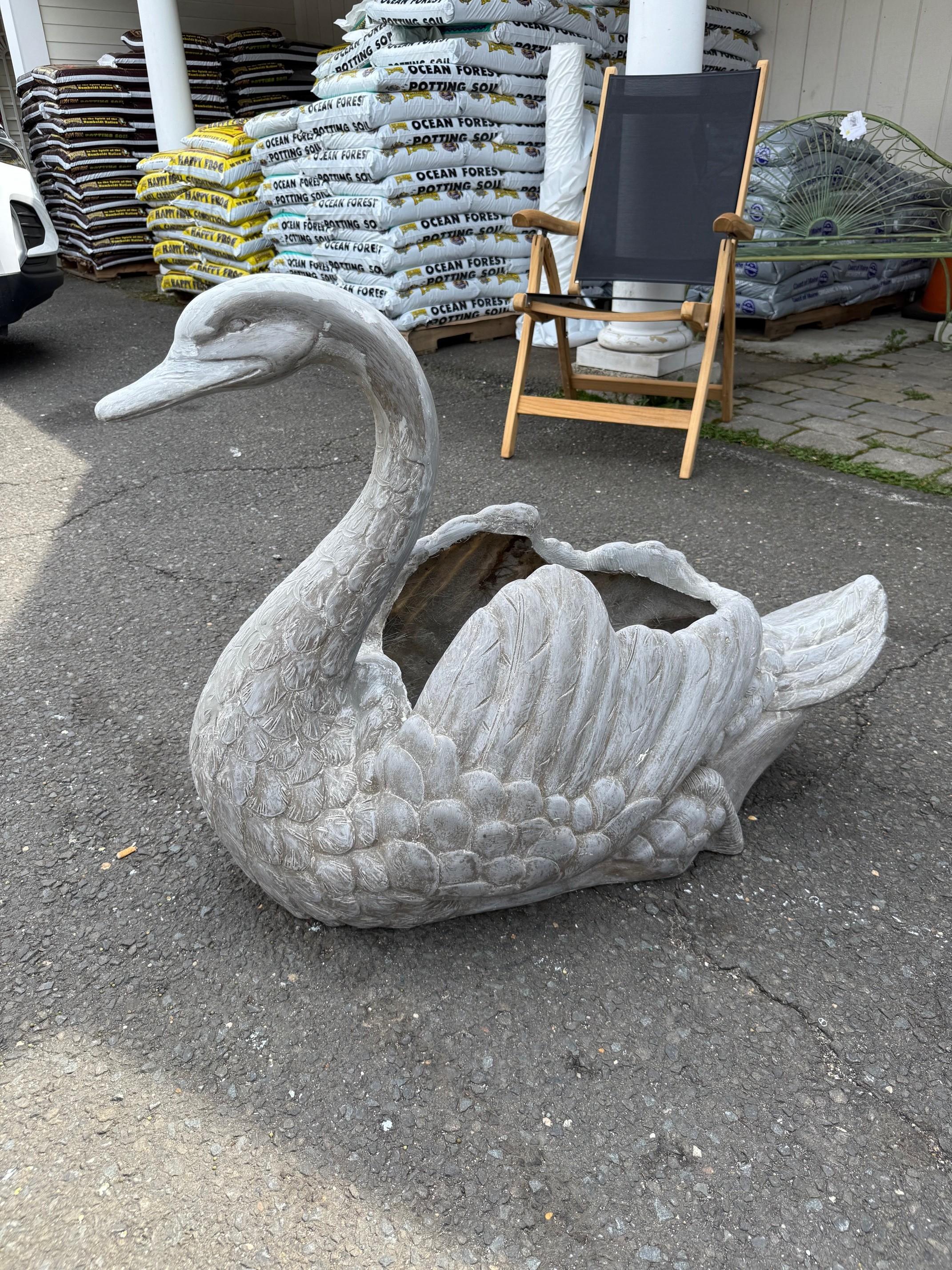 Fioriera grande in fibra di vetro a forma di cigno In condizioni Nuovo in vendita a Stamford, CT