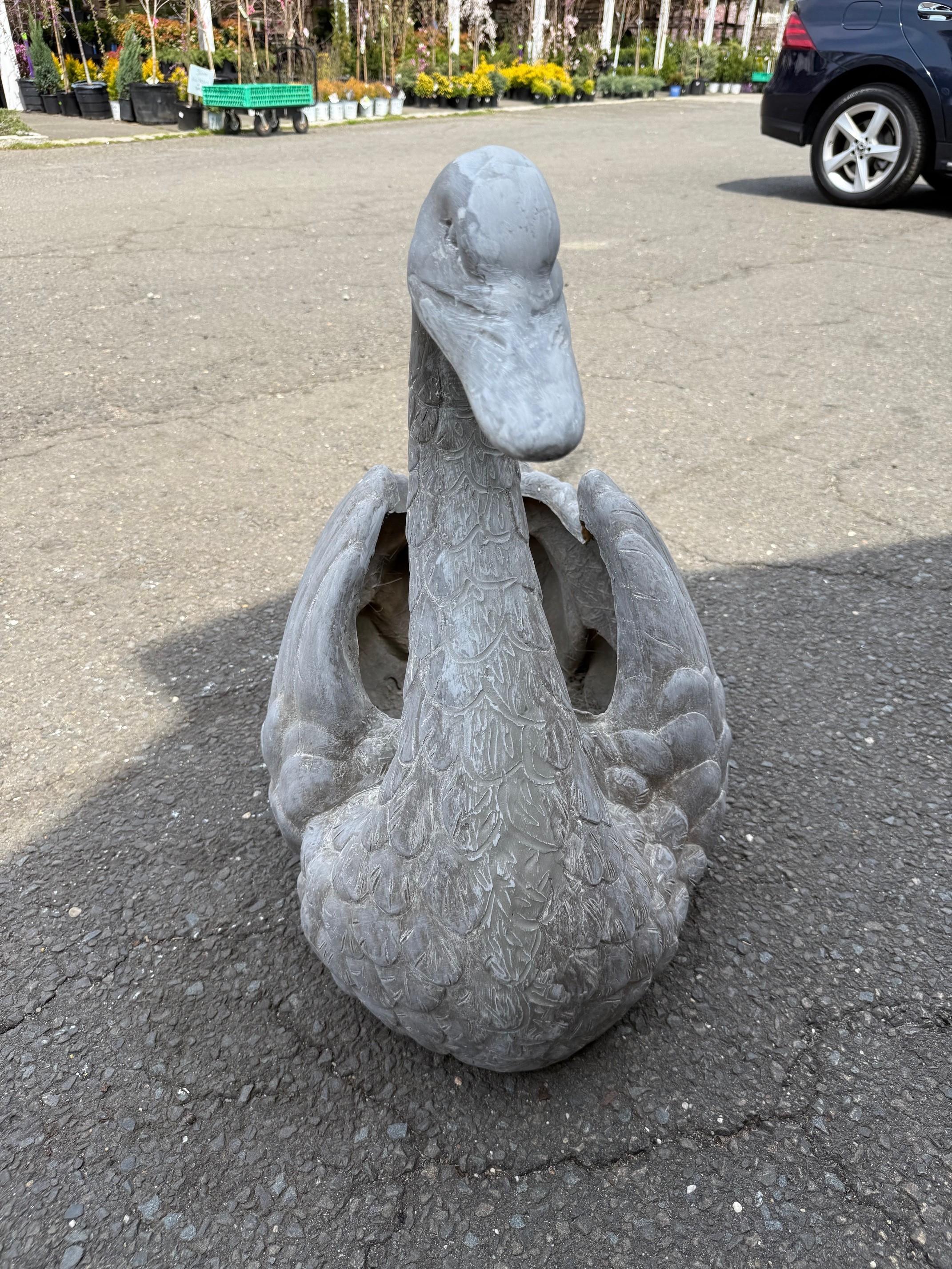 Vetroresina Fioriera grande in fibra di vetro a forma di cigno in vendita