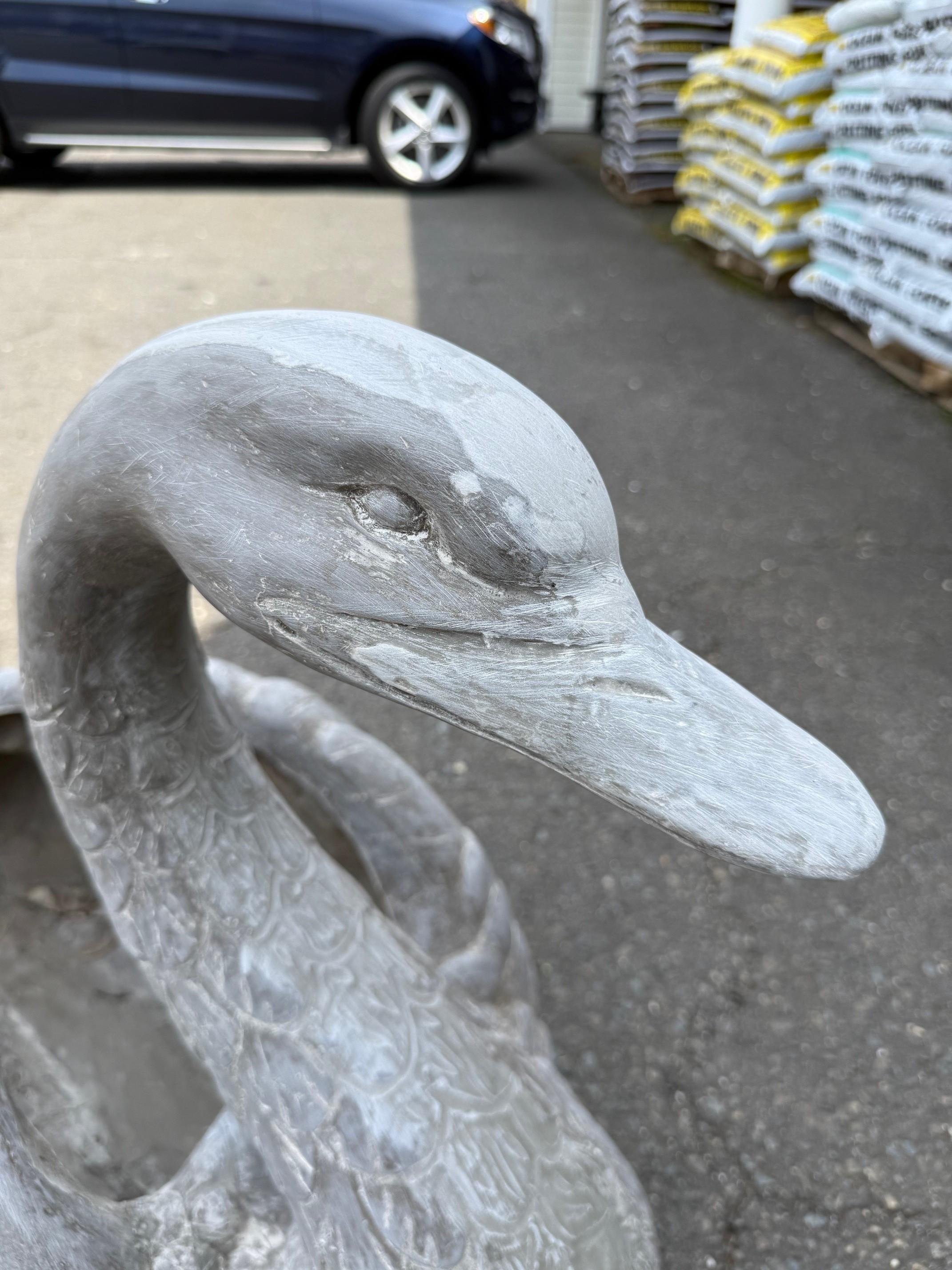 Fioriera grande in fibra di vetro a forma di cigno in vendita 1