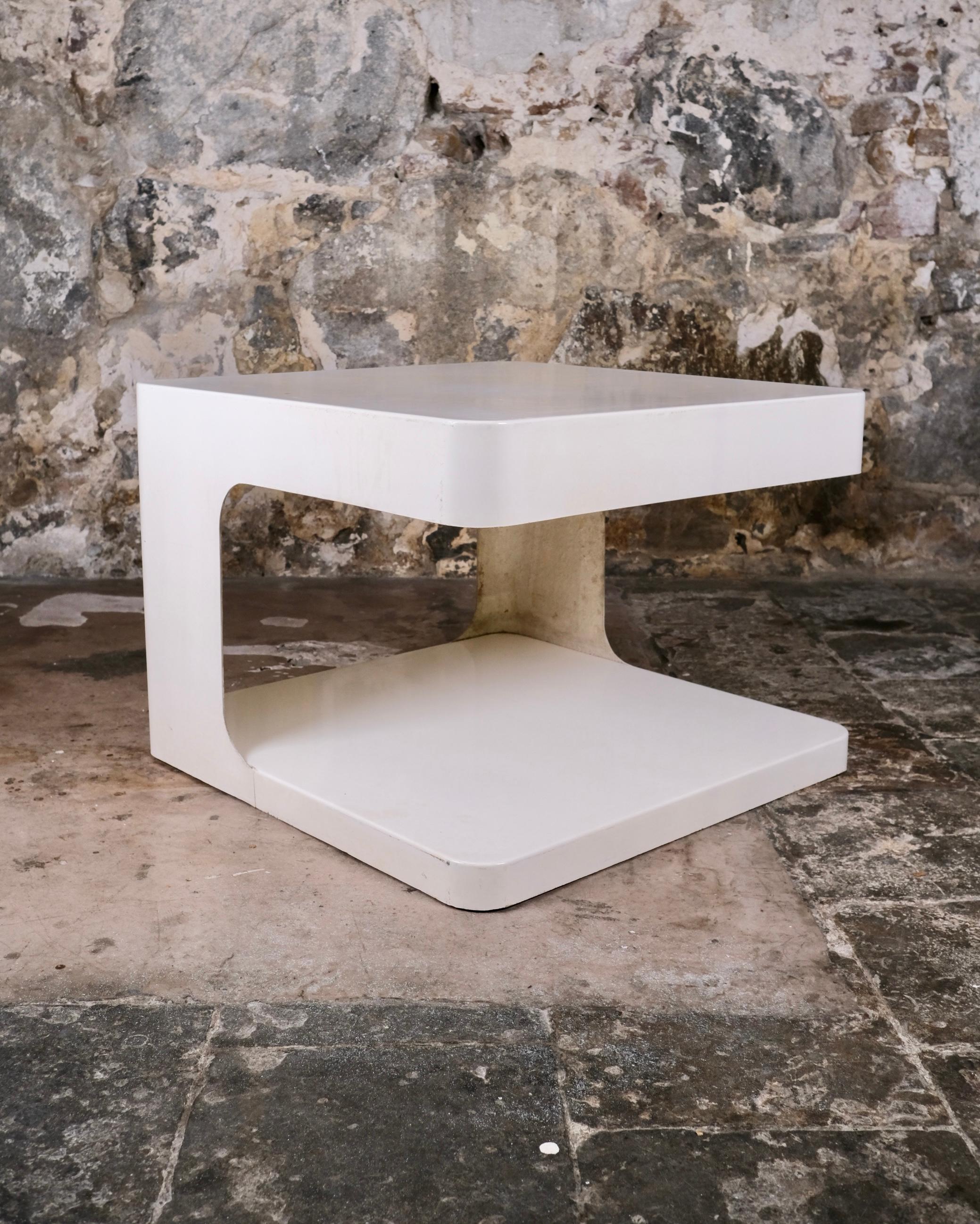 Grande table d'appoint en fibre de verre, conçue par Valery Doubroucinskis pour les boutiques Rodier à Paris dans les années 1970. 
Utilisé à l'origine comme présentoir pour la marque française de mode féminine. Pratique et de taille généreuse.