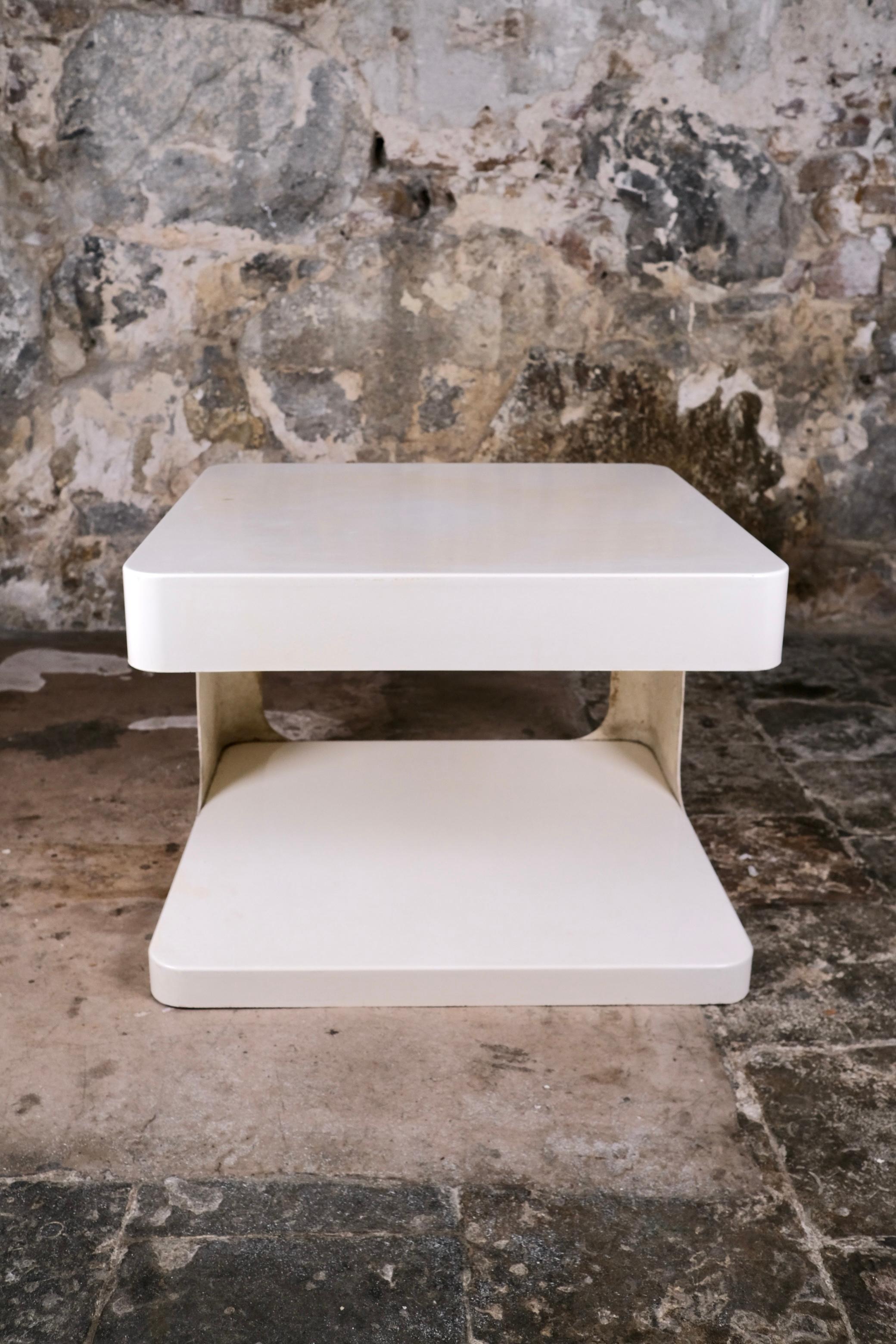 Fin du 20e siècle Grande table en fibre de verre par Valerie Doubroucinskis pour Rodier, France, années 1970 en vente