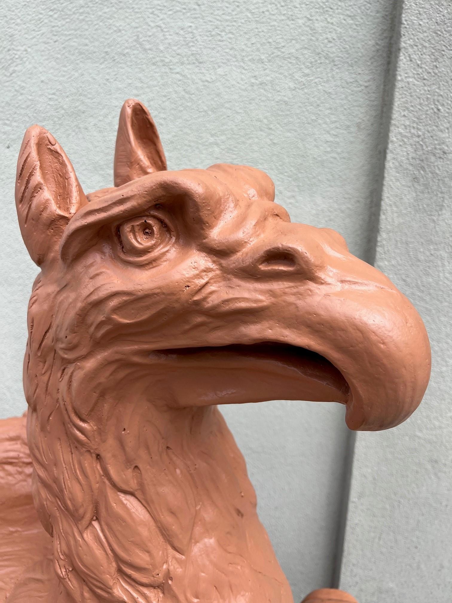 Fibre de verre Grand griffon ou Gryphon ailé en fibre de verre en vente
