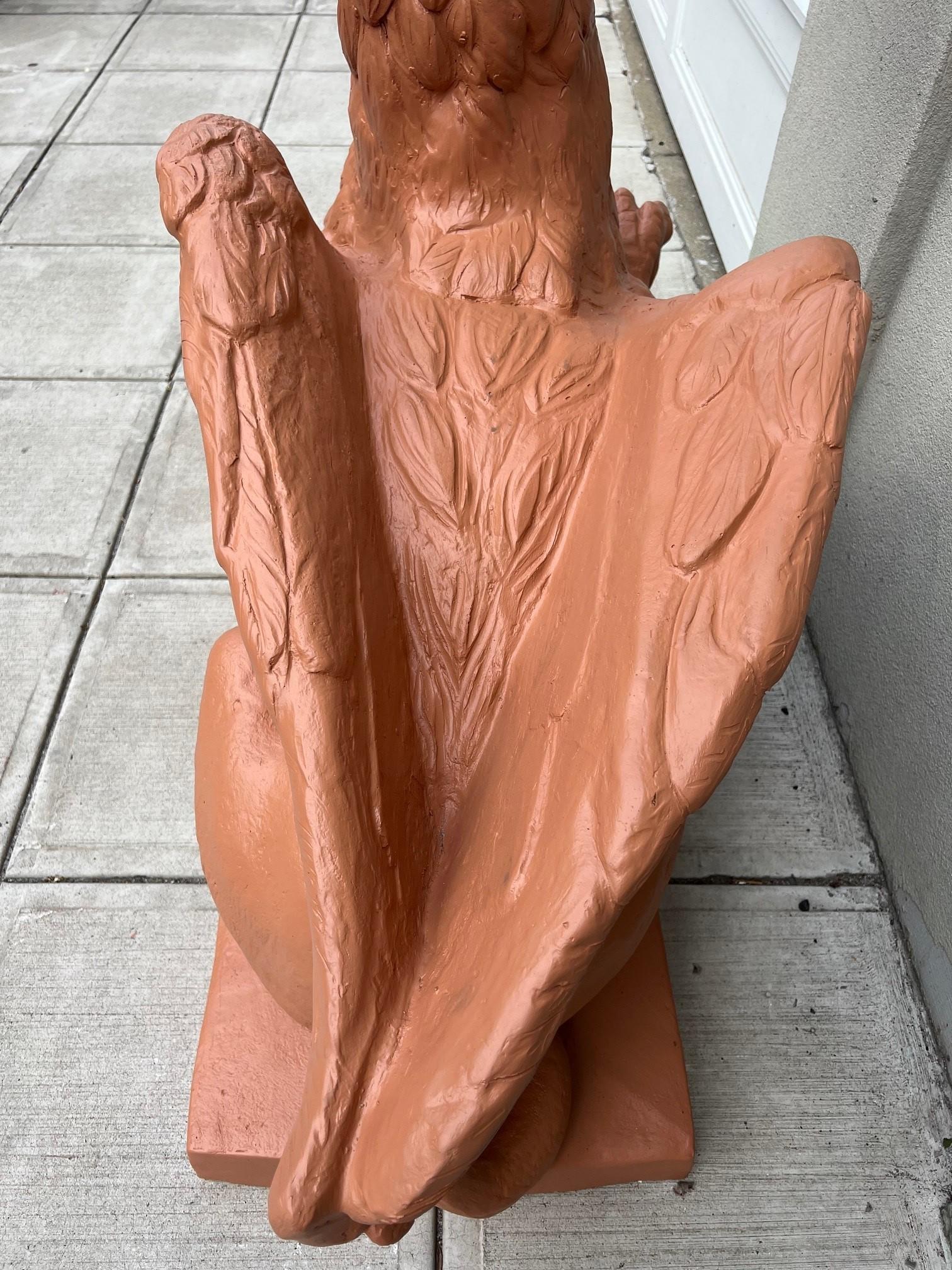 Grand griffon ou Gryphon ailé en fibre de verre en vente 3