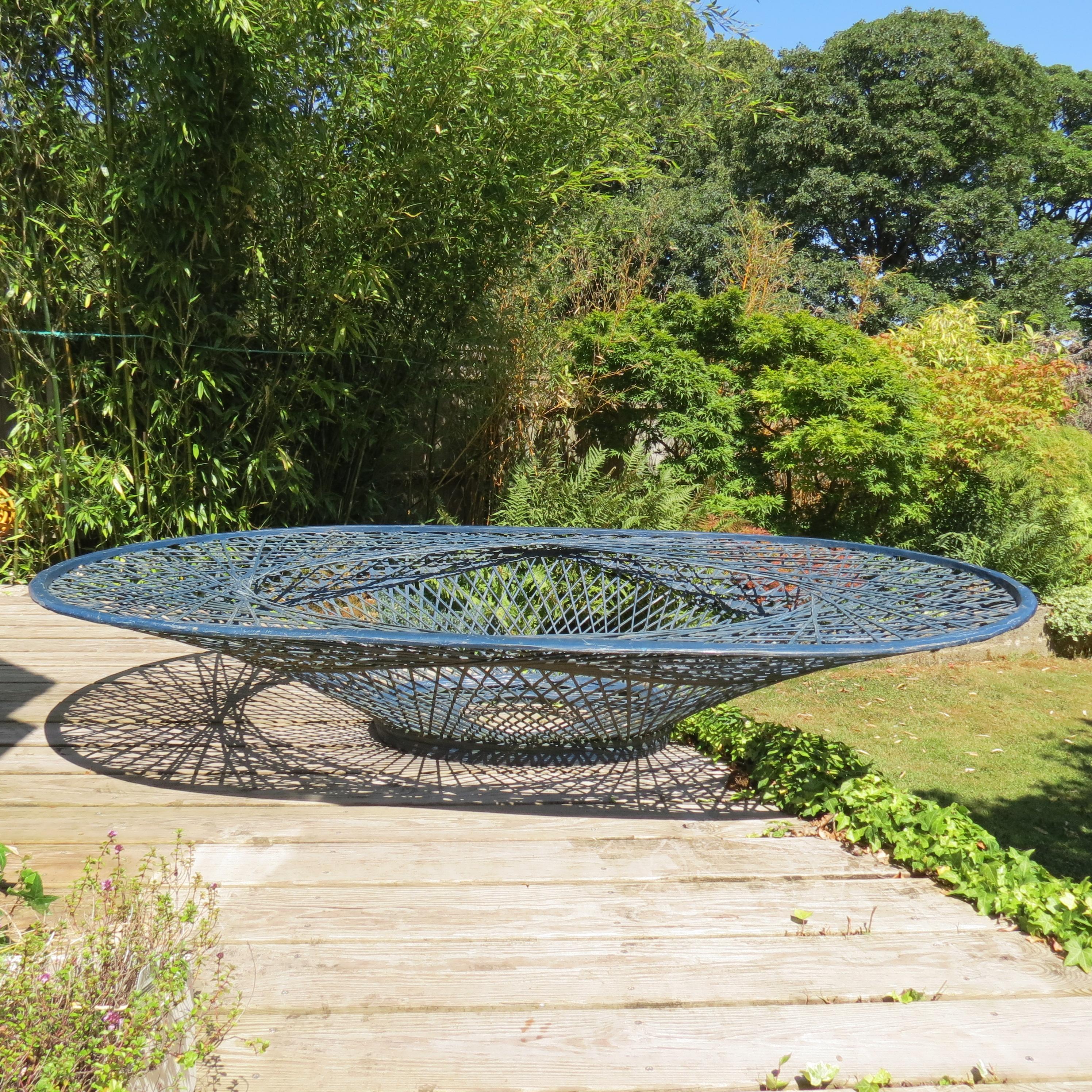 Merveilleuse très grande jardinière. Il s'agit de bases de table Russell Woodard qui font d'excellentes grandes jardinières. 
Les pots peuvent être posés dans l'ouverture ou recouverts d'un revêtement de panier sur toute la longueur et la largeur,