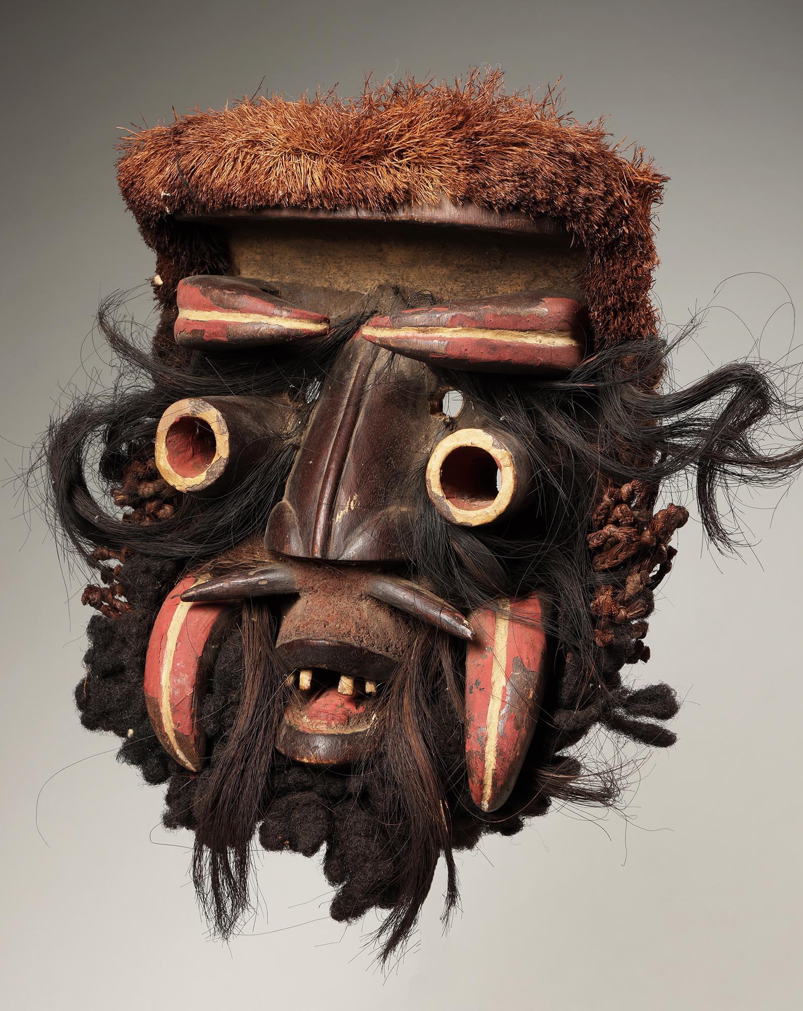 Große Fierce Dan Guere Wir Maske Haar Stoßzähne Elfenbeinküste Afrika ex Fearing im Zustand „Starke Gebrauchsspuren“ im Angebot in Point Richmond, CA