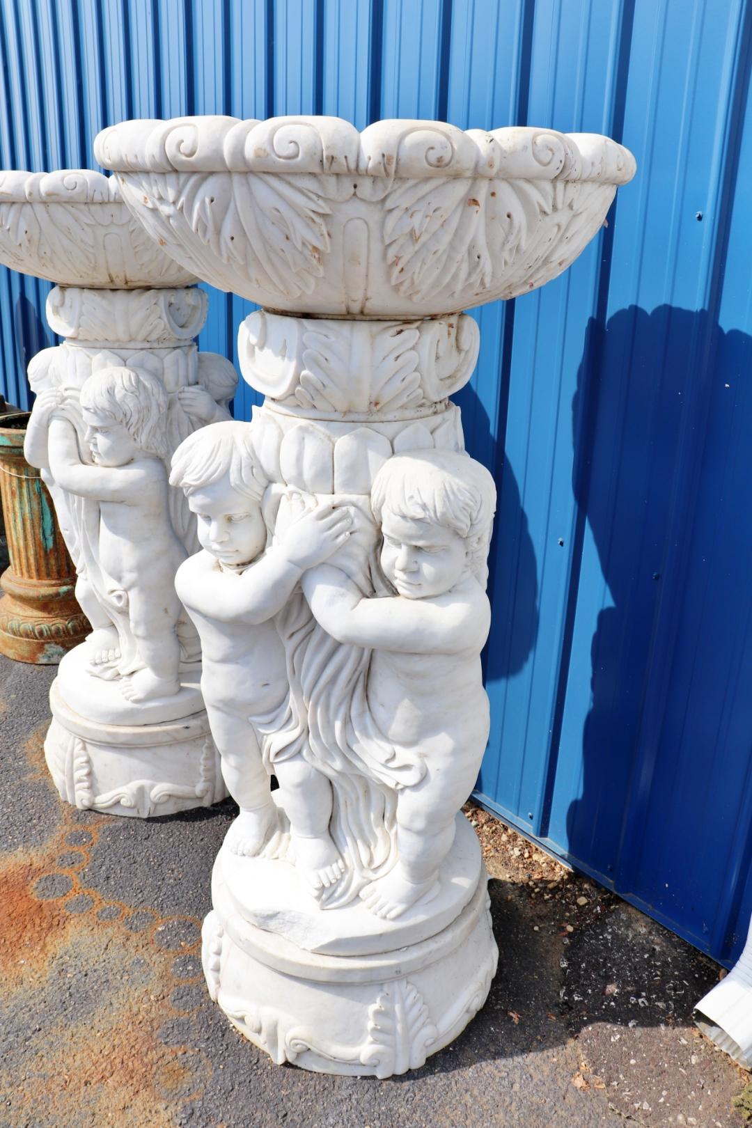 Große Figural Cherub Putten geschnitzt Marmor Vogeltränke im Zustand „Gut“ im Angebot in Swedesboro, NJ
