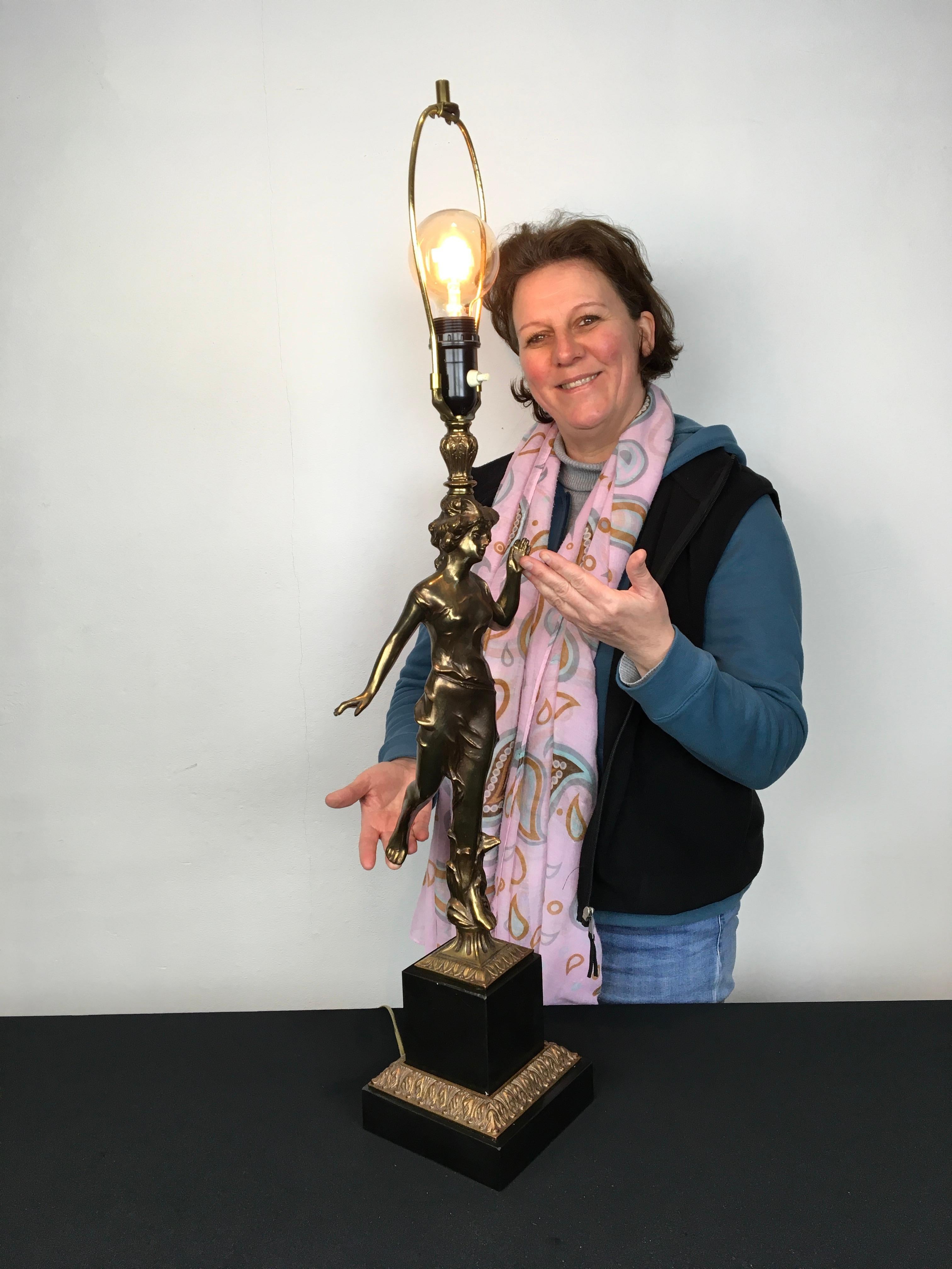 Hollywood Regency Grande lampe de table Figural Lady par Deknudt en vente