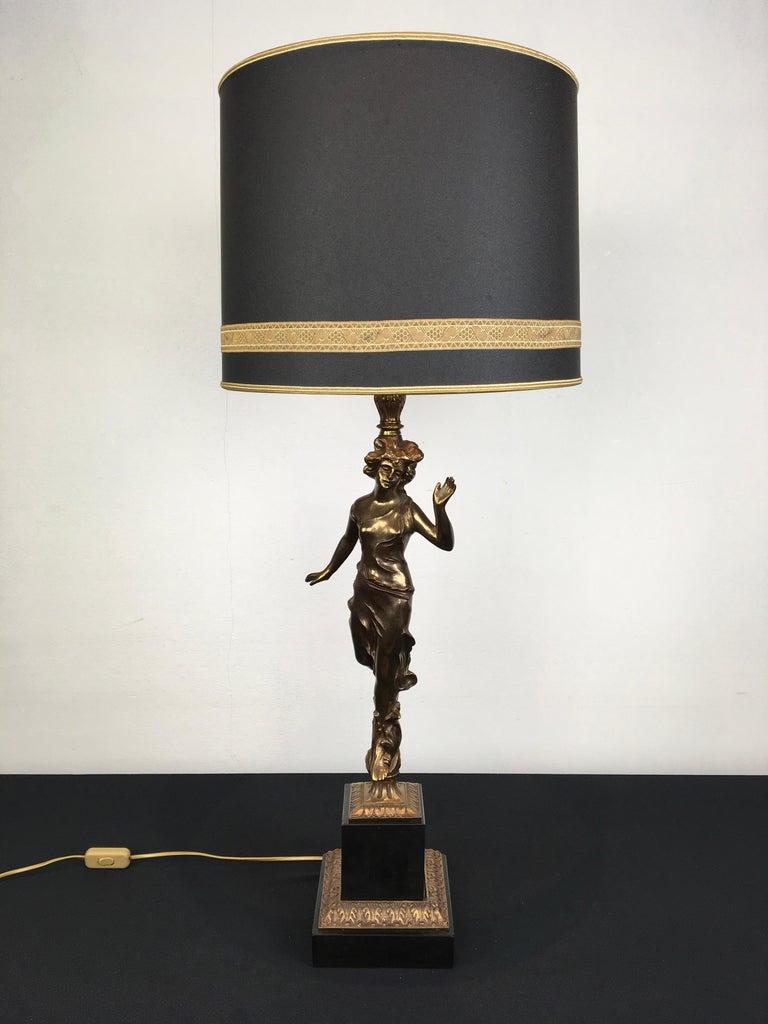 Große figurale Damen-Tischlampe von Deknudt im Angebot bei 1stDibs